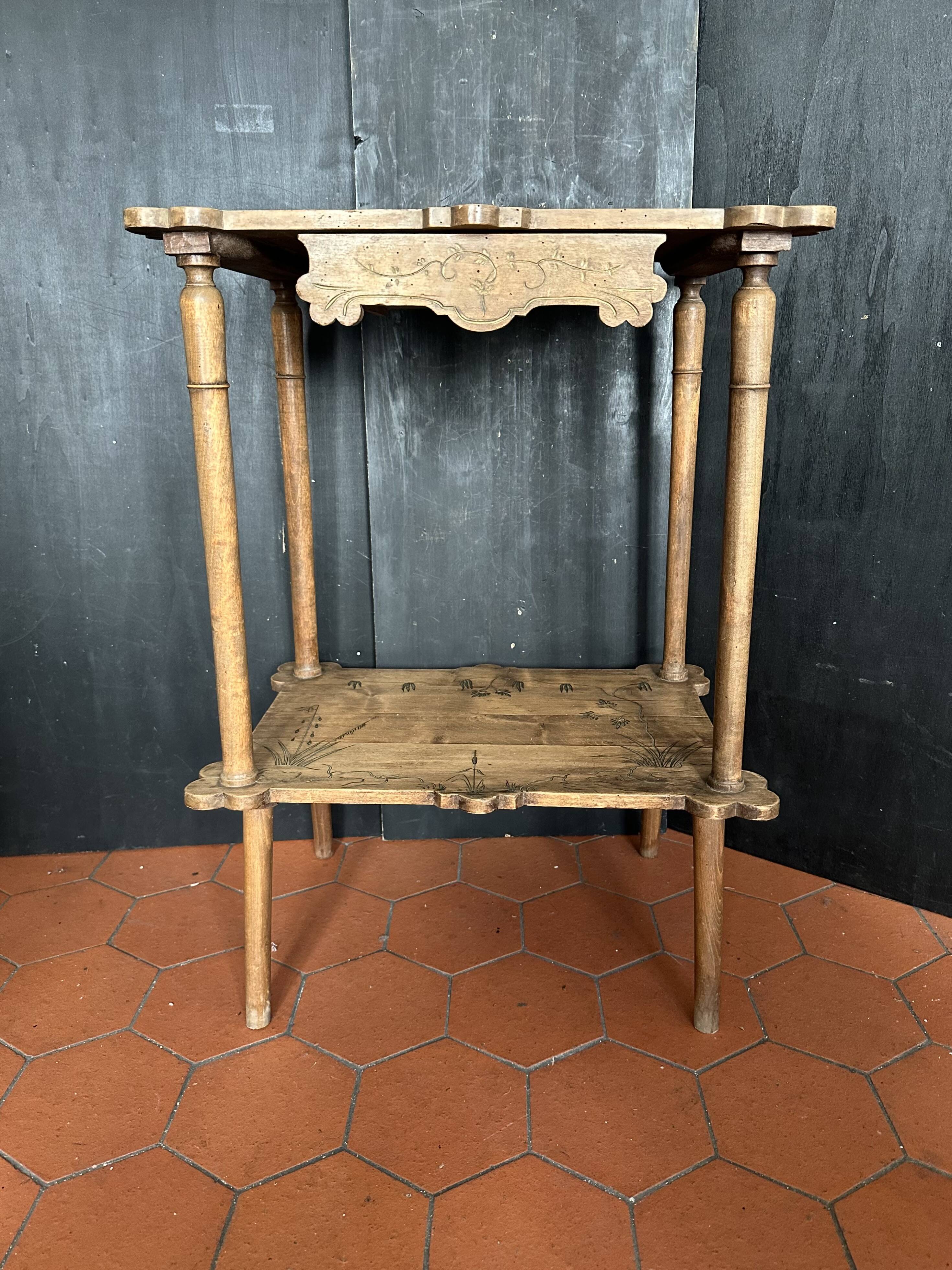 Table d’appoint Art nouveau en bois gravé avec tiroir, vers 1900