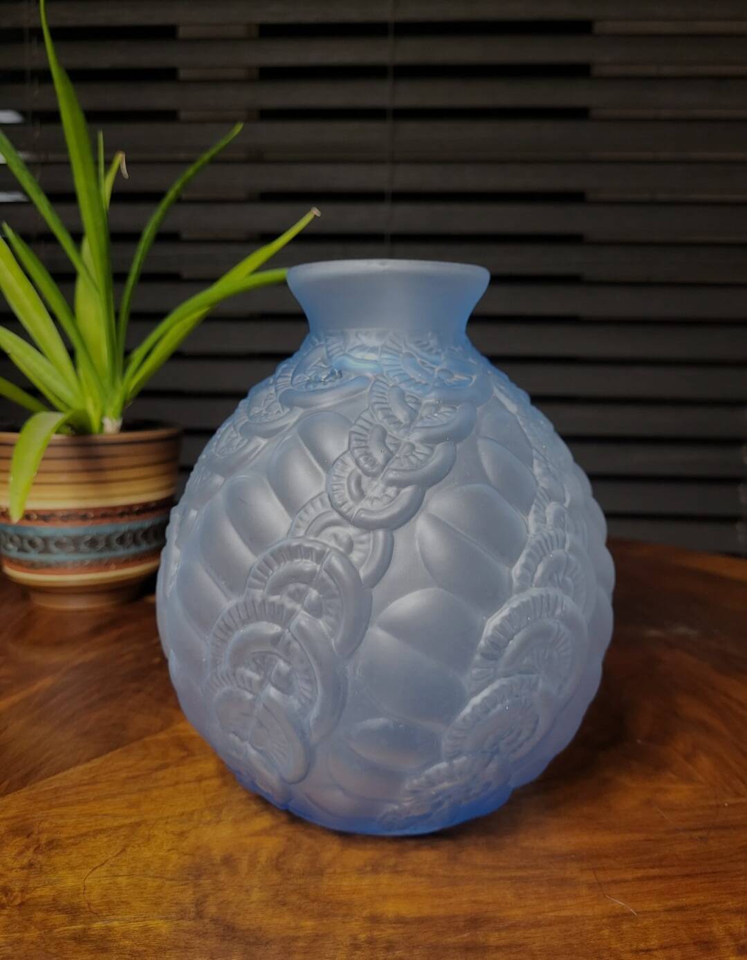 Vases art déco en persglas bleu givré avec décor floral