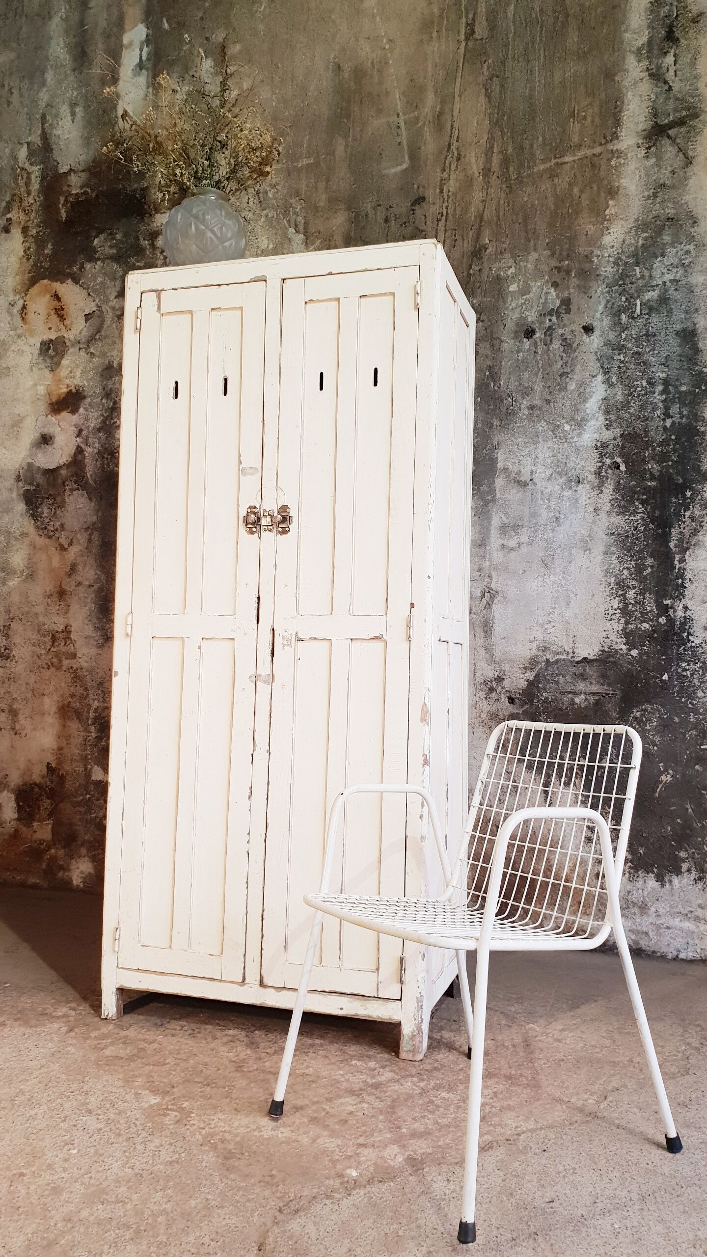 Armoire vintage