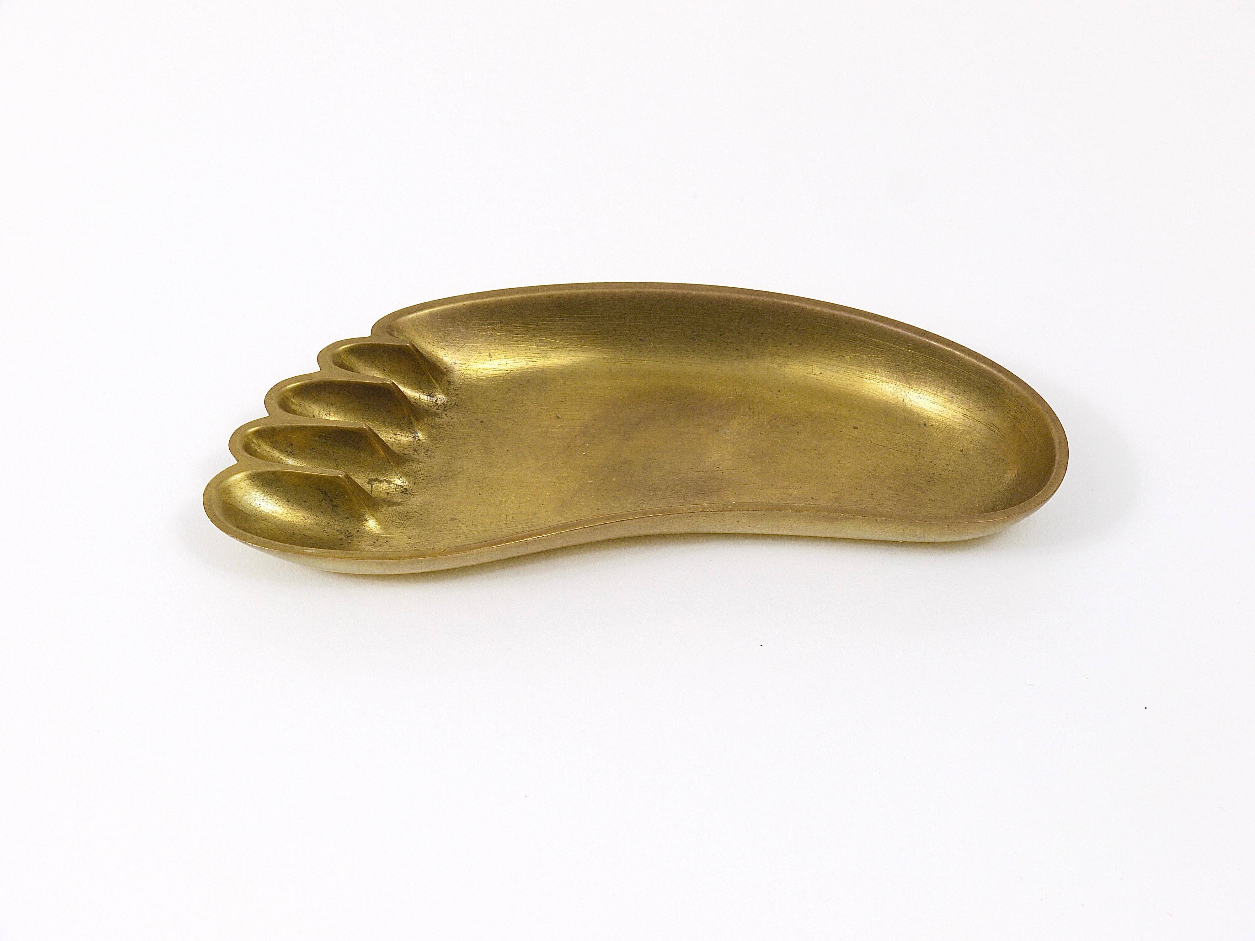 Bowl or sculptural plate in the shape of a foot by Werkstätte Hagenauer, mid-century, brass, Austria.