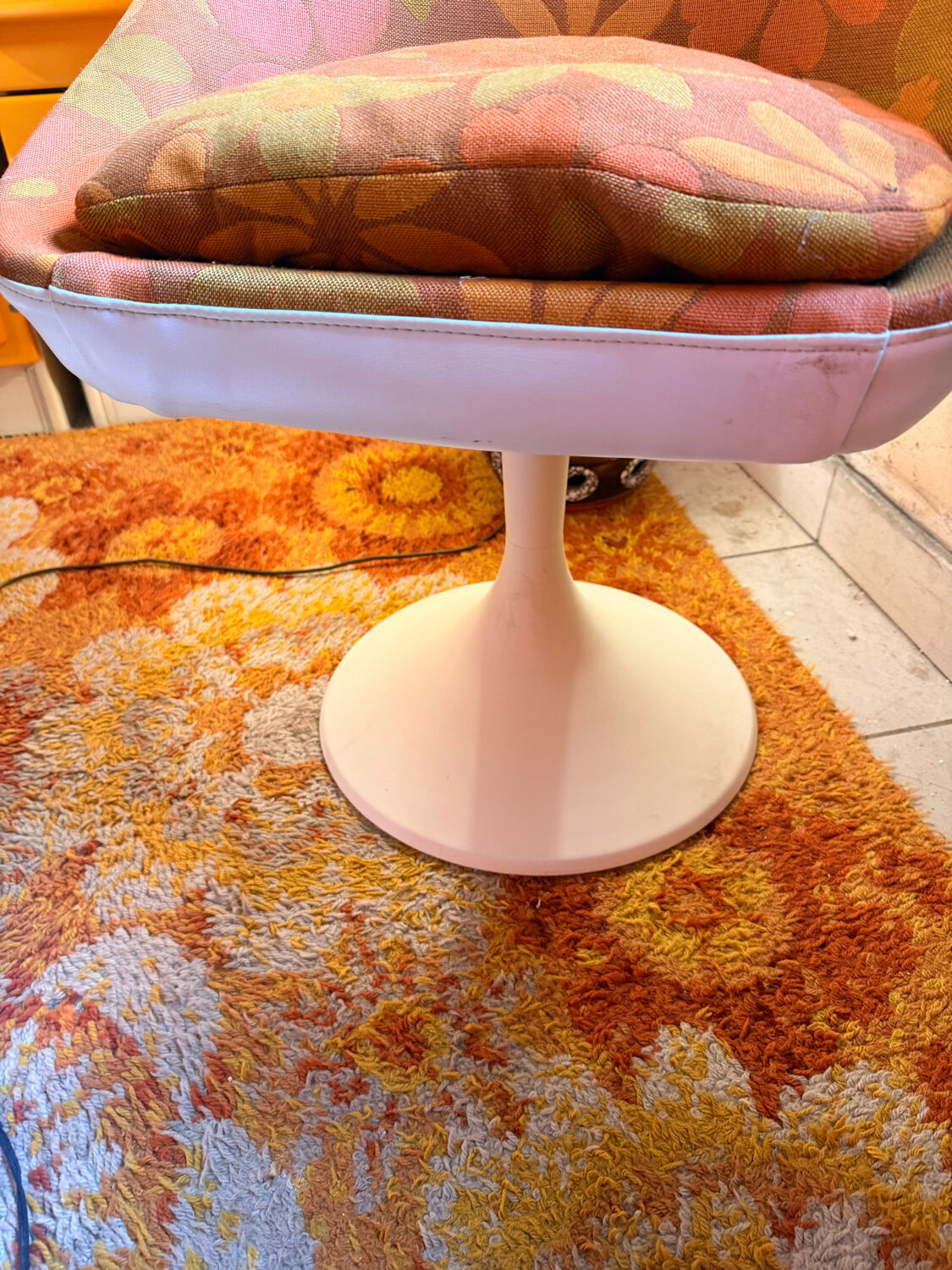 Table and tulip leg chair, vintage space age from the 70s.