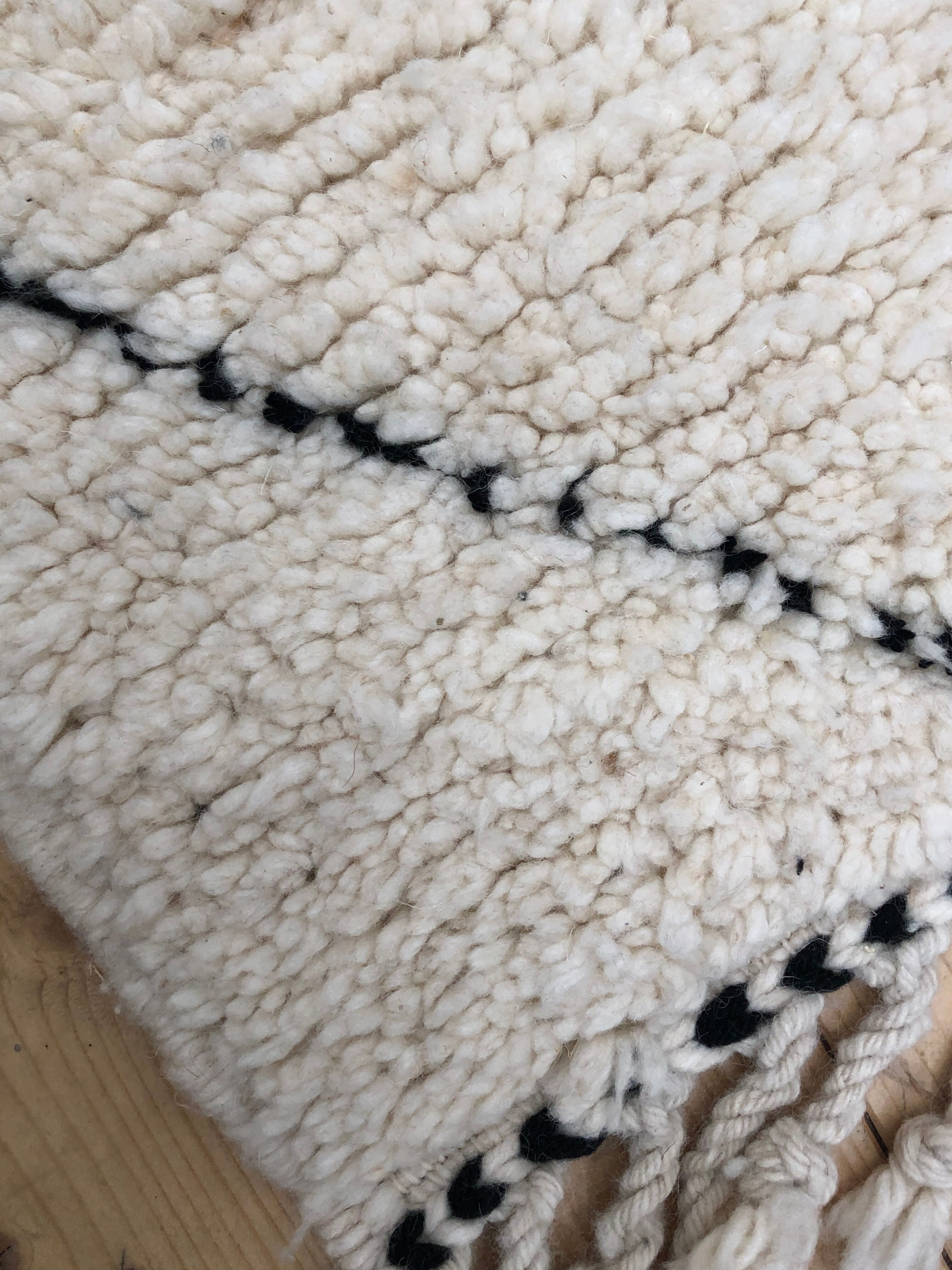 Moroccan Berber carpet Beni Ouarain with black diamonds 1,48x0.95m