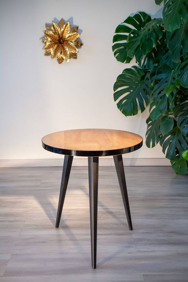 Guéridon tripode, table d'appoint en bois et métal gainé, années 1950
