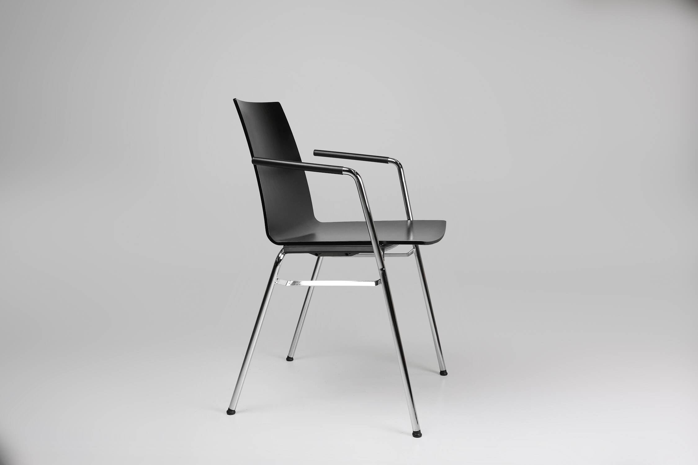 Chaise design moderne noire du milieu du siècle avec accoudoirs, Belgique