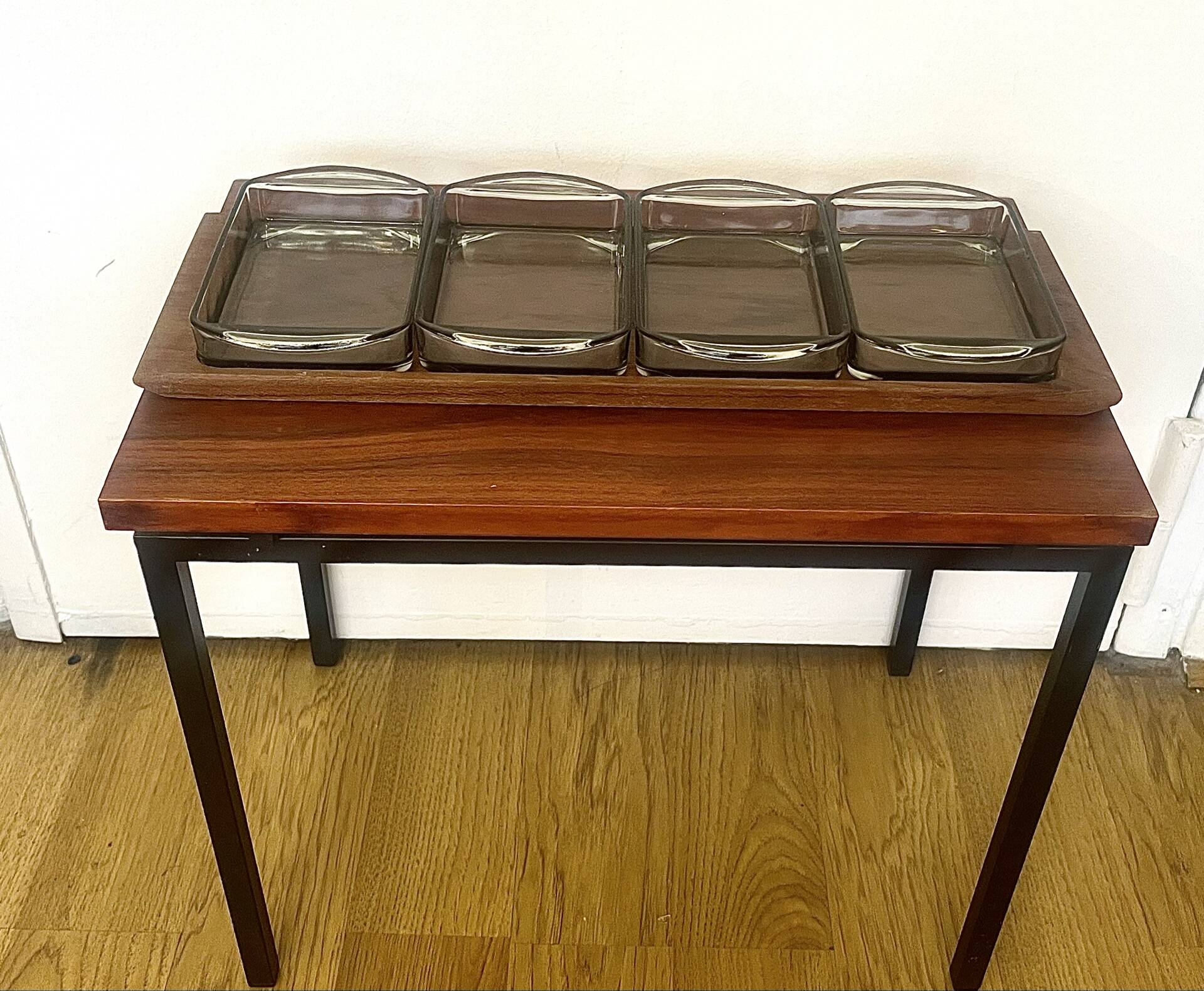 Vintage teak plateau attributed to Digsmed with four ramekins in glass.