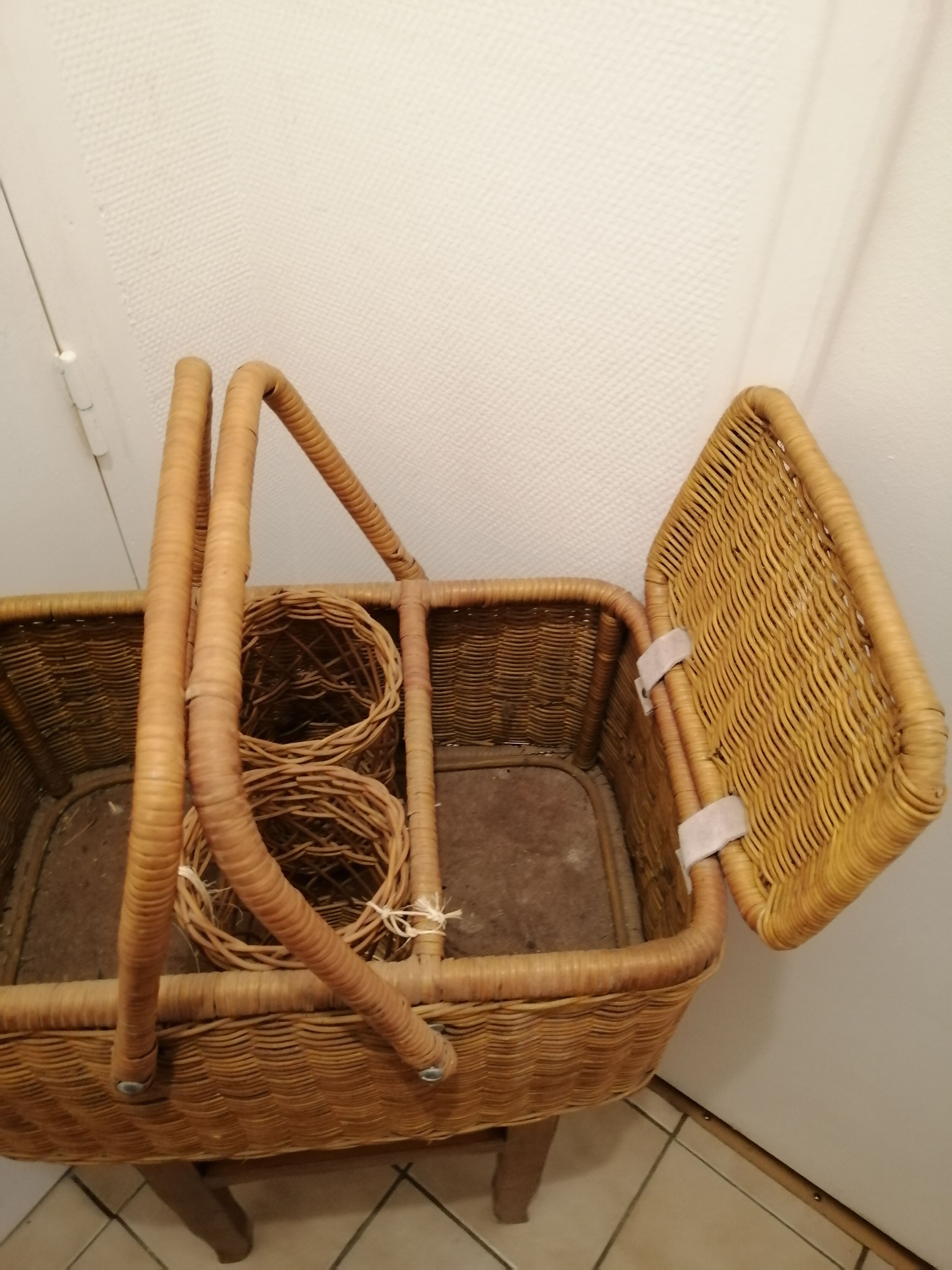 Picnic basket year 1960 vintage wicker