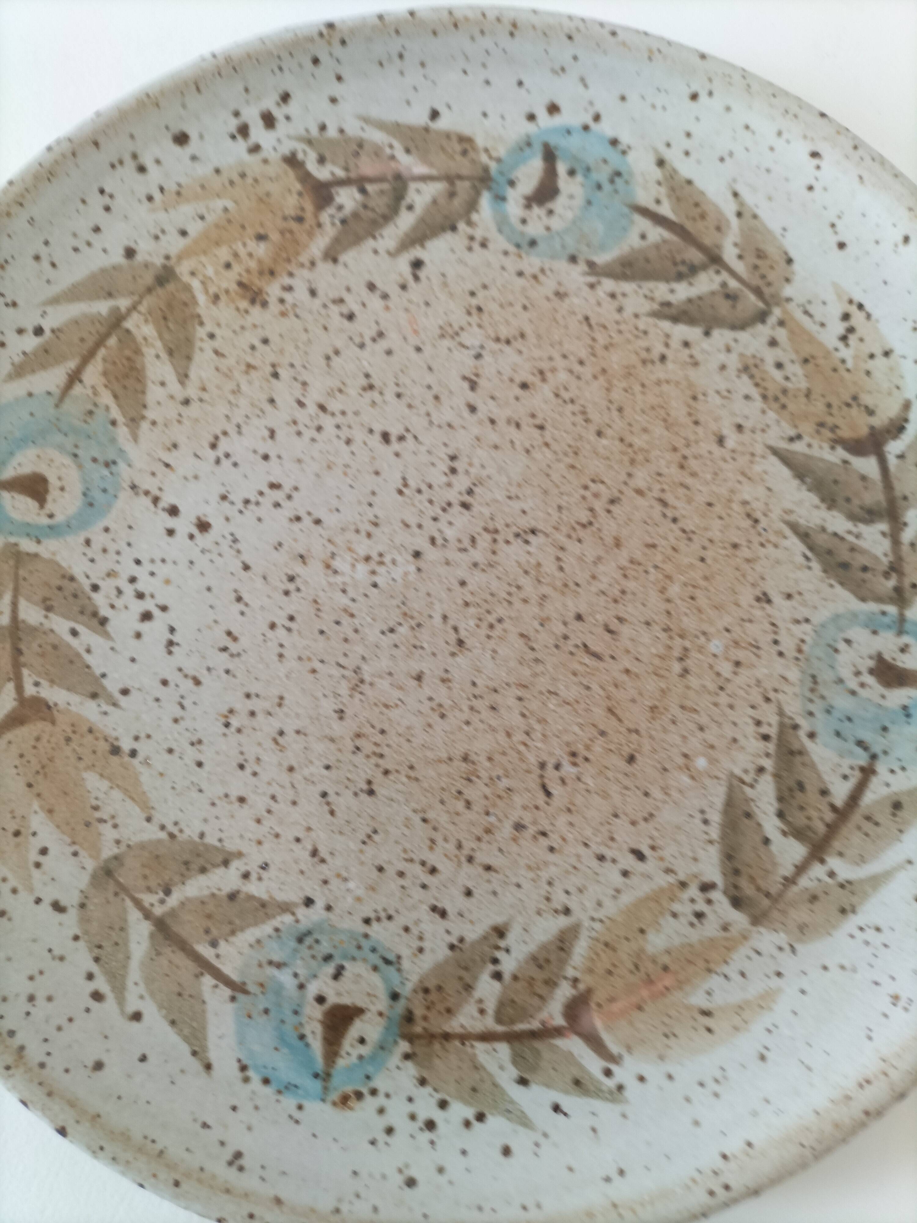 Speckled stoneware plate with floral decoration