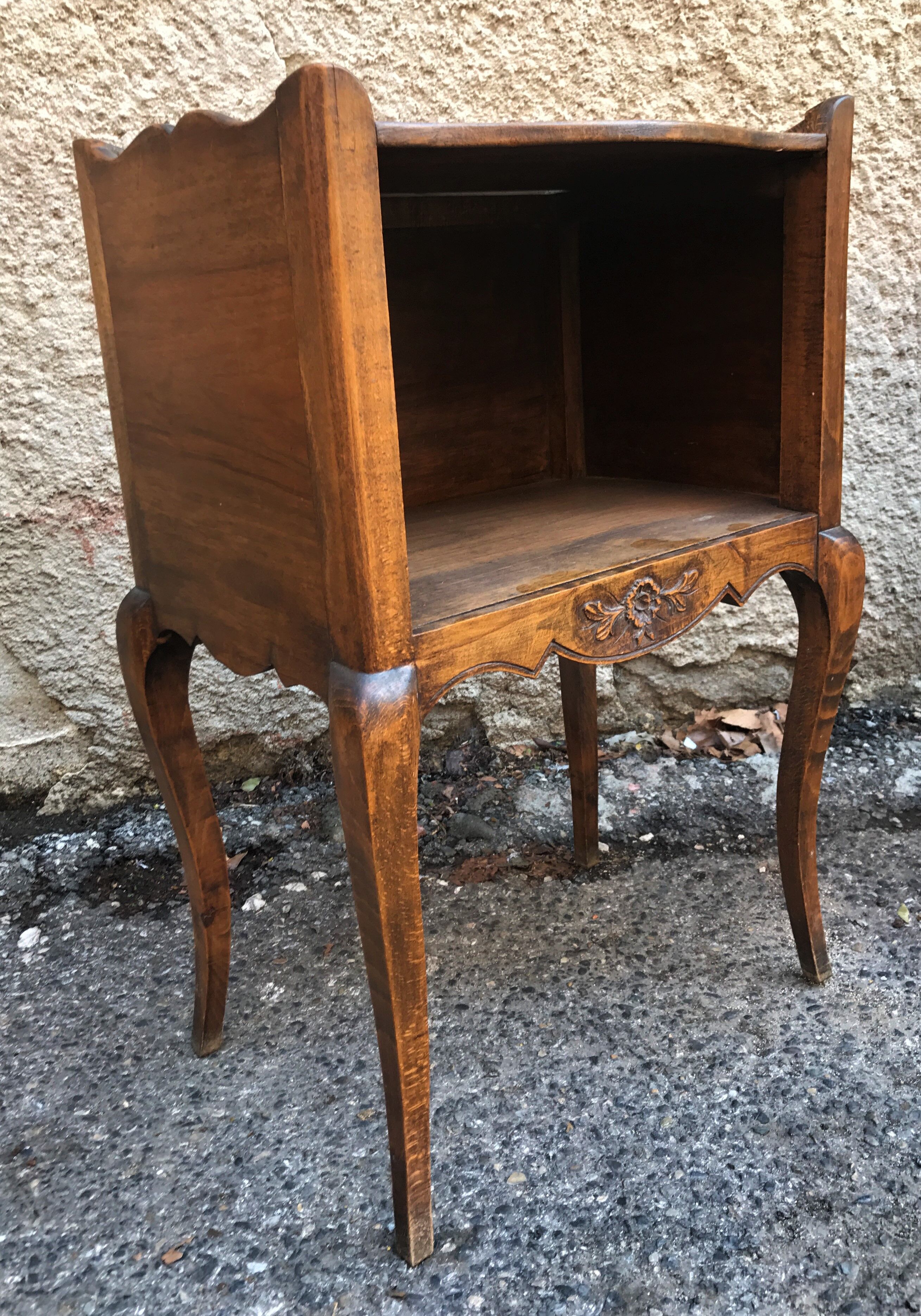 Paire de tables de chevet style Louis XV