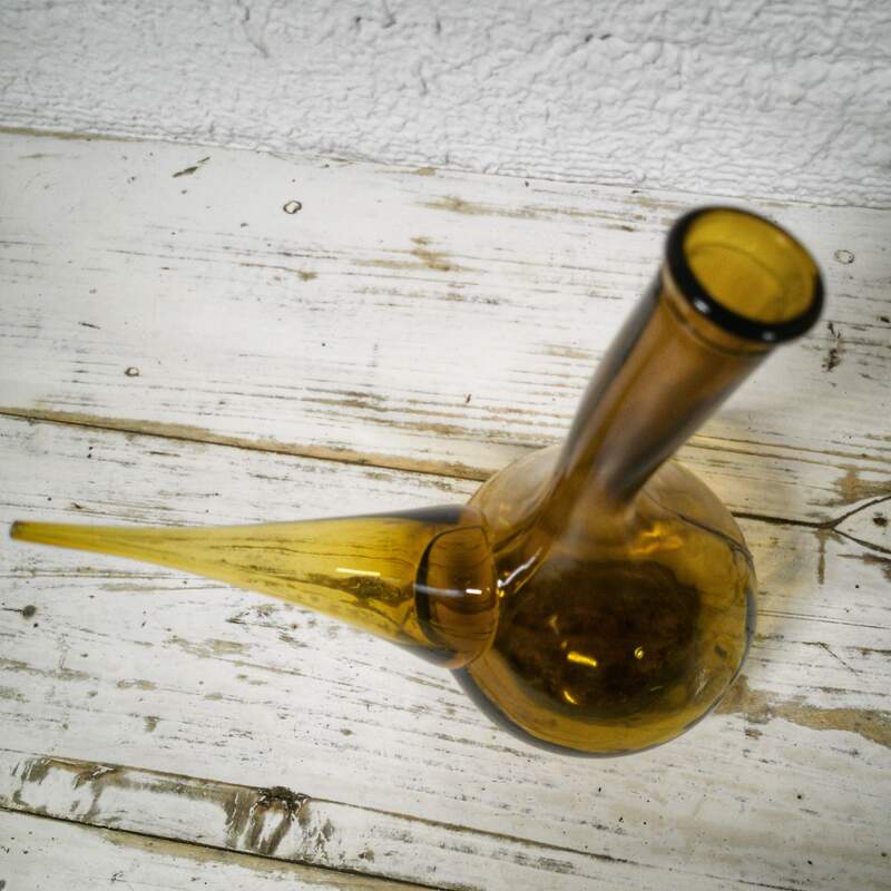 Catalan cues in amber glass