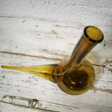 Catalan cues in amber glass