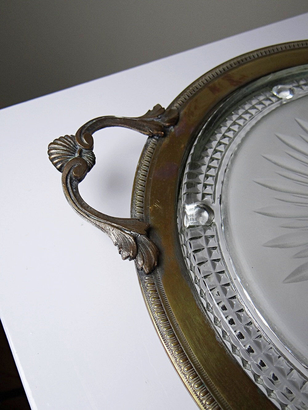 Plateau with handles, moulded glass and brass, Verlys, vintage Art Deco 1930-1940.