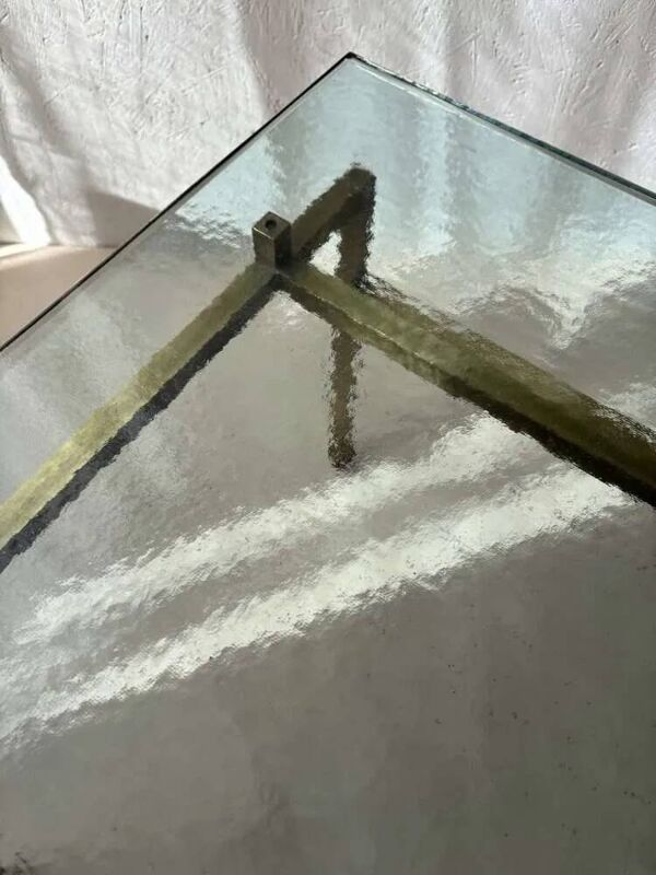 Table basse en laiton suédois avec un plateau en verre marbré des années 1960.