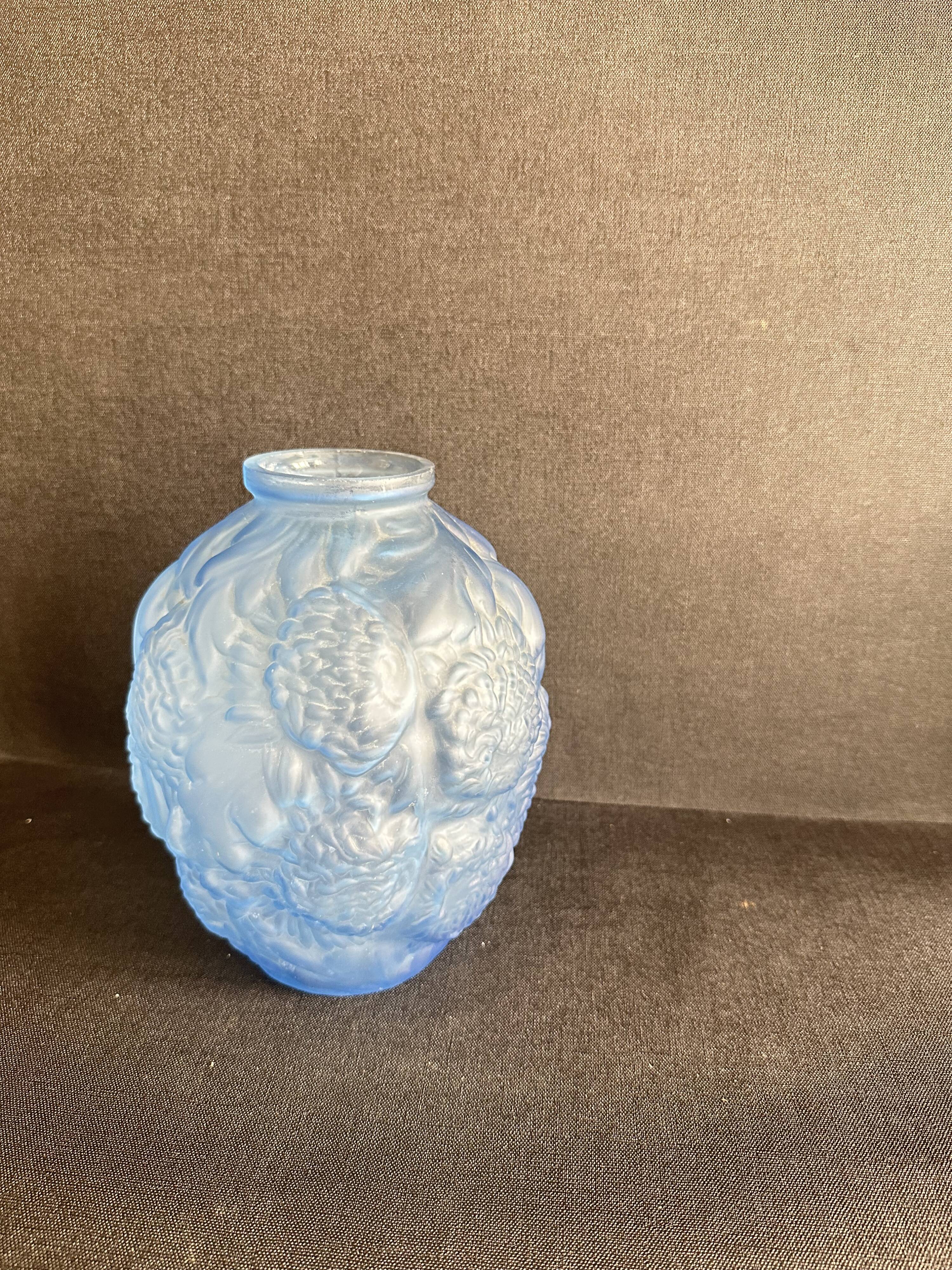 Large Art Deco round vase in frosted blue glass - 1930