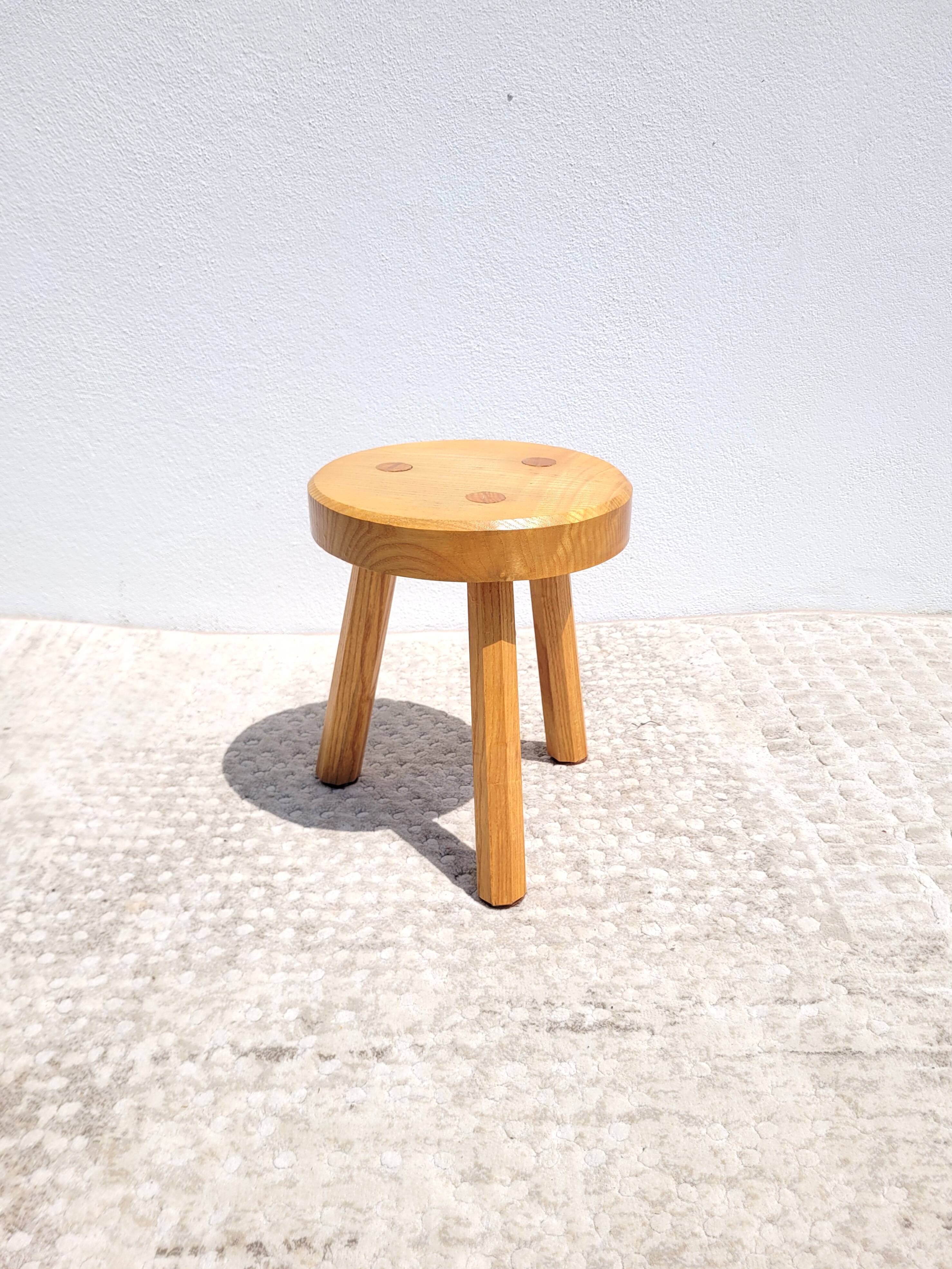 Low tripod ash stool