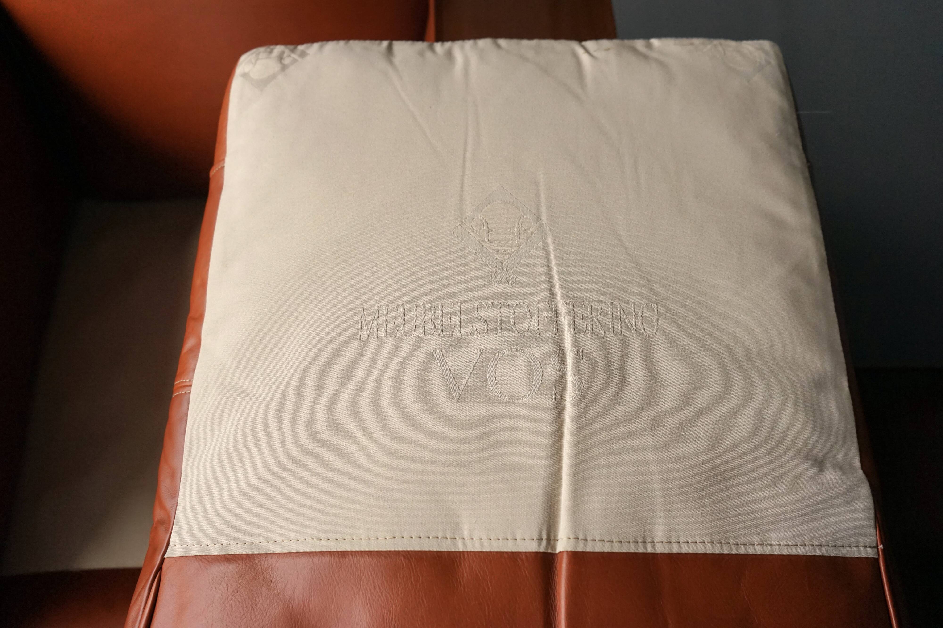 Paire de fauteuils Art Déco en cuir. Années 40.