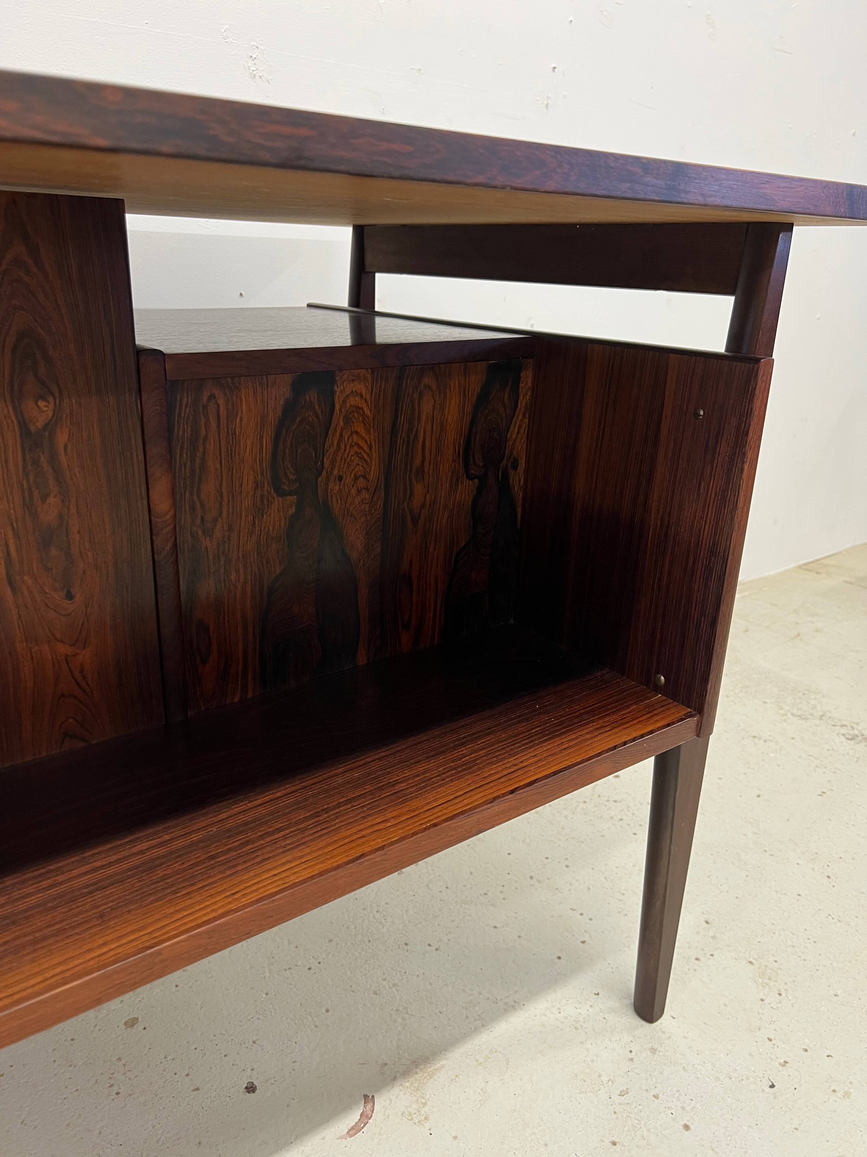 Bureau 'Flottant' en bois de rose par Gunnar Nielsen pour Tibergaard, années 1960.