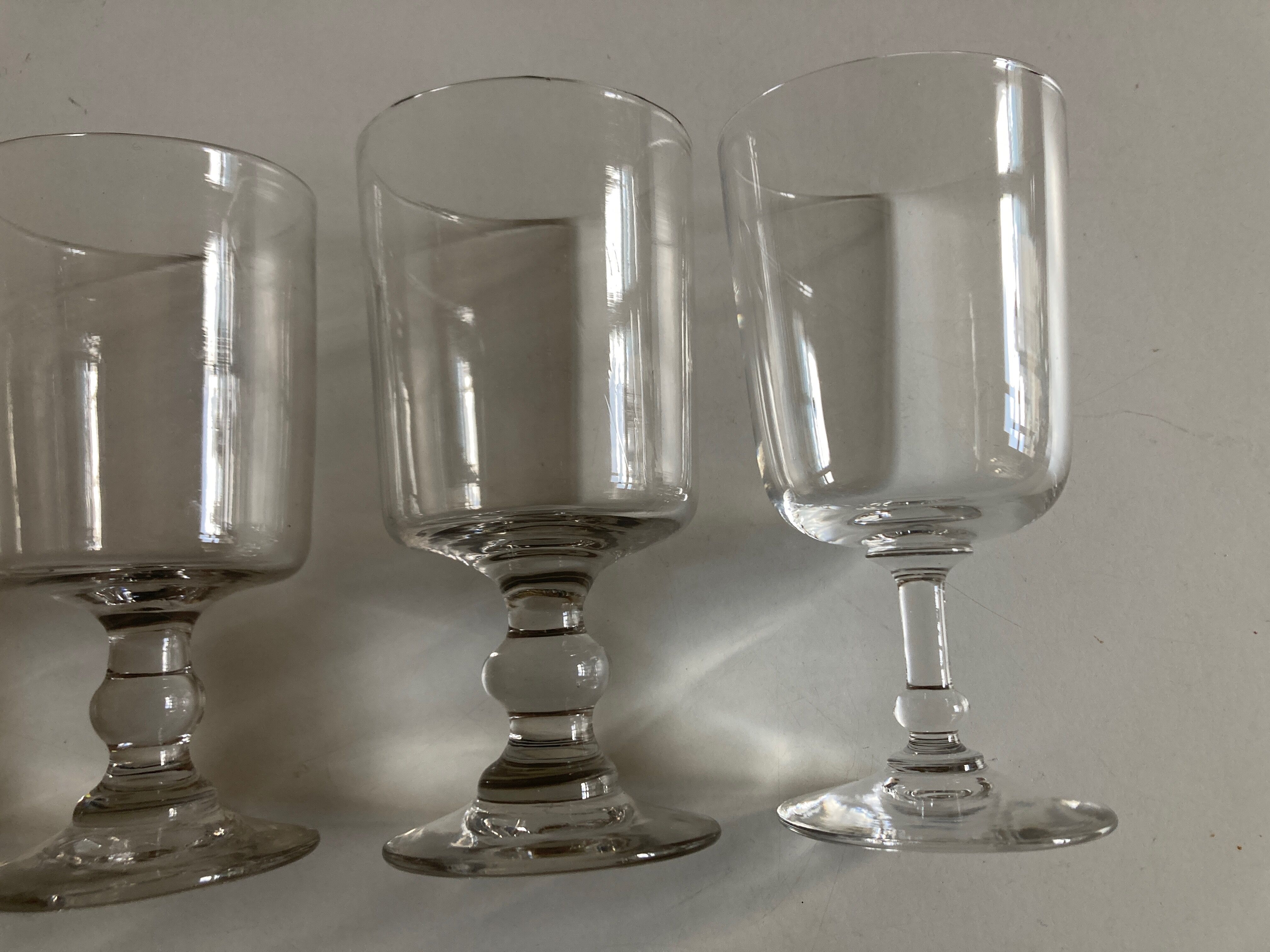 Set de 6 verres de table à pied mi 19e assortis
