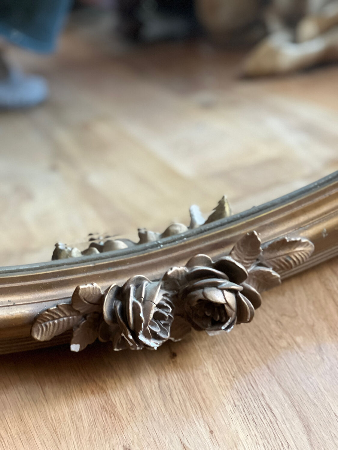 Oval gold mirror