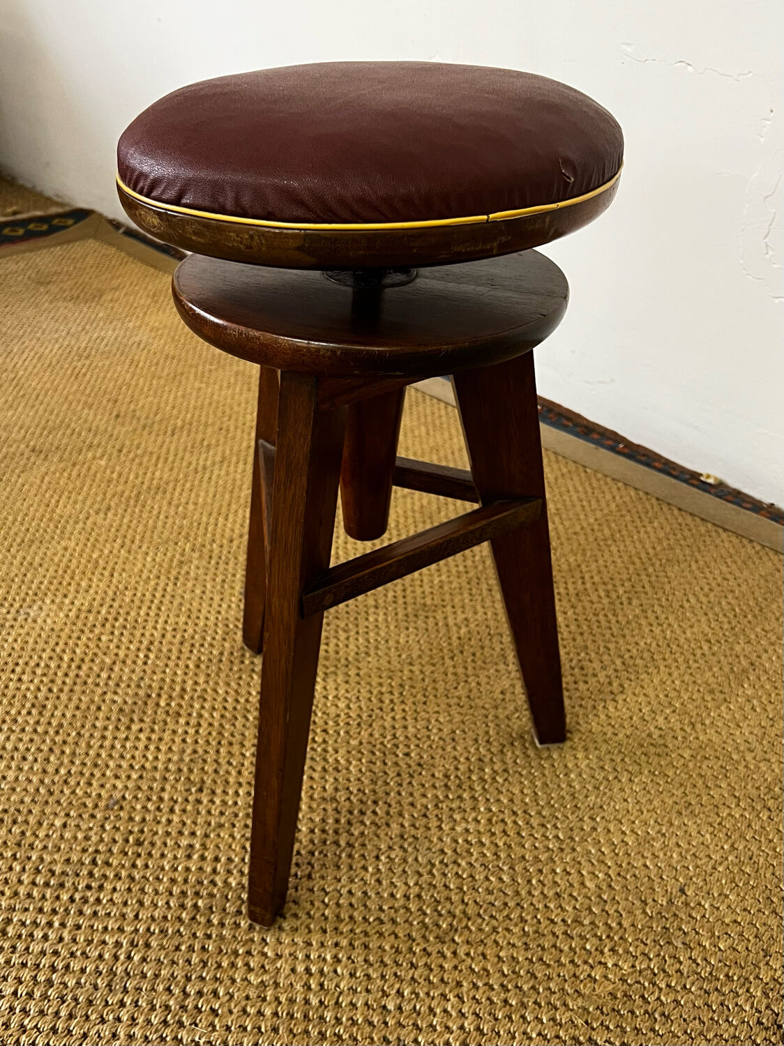 Wooden and skaï screw stool