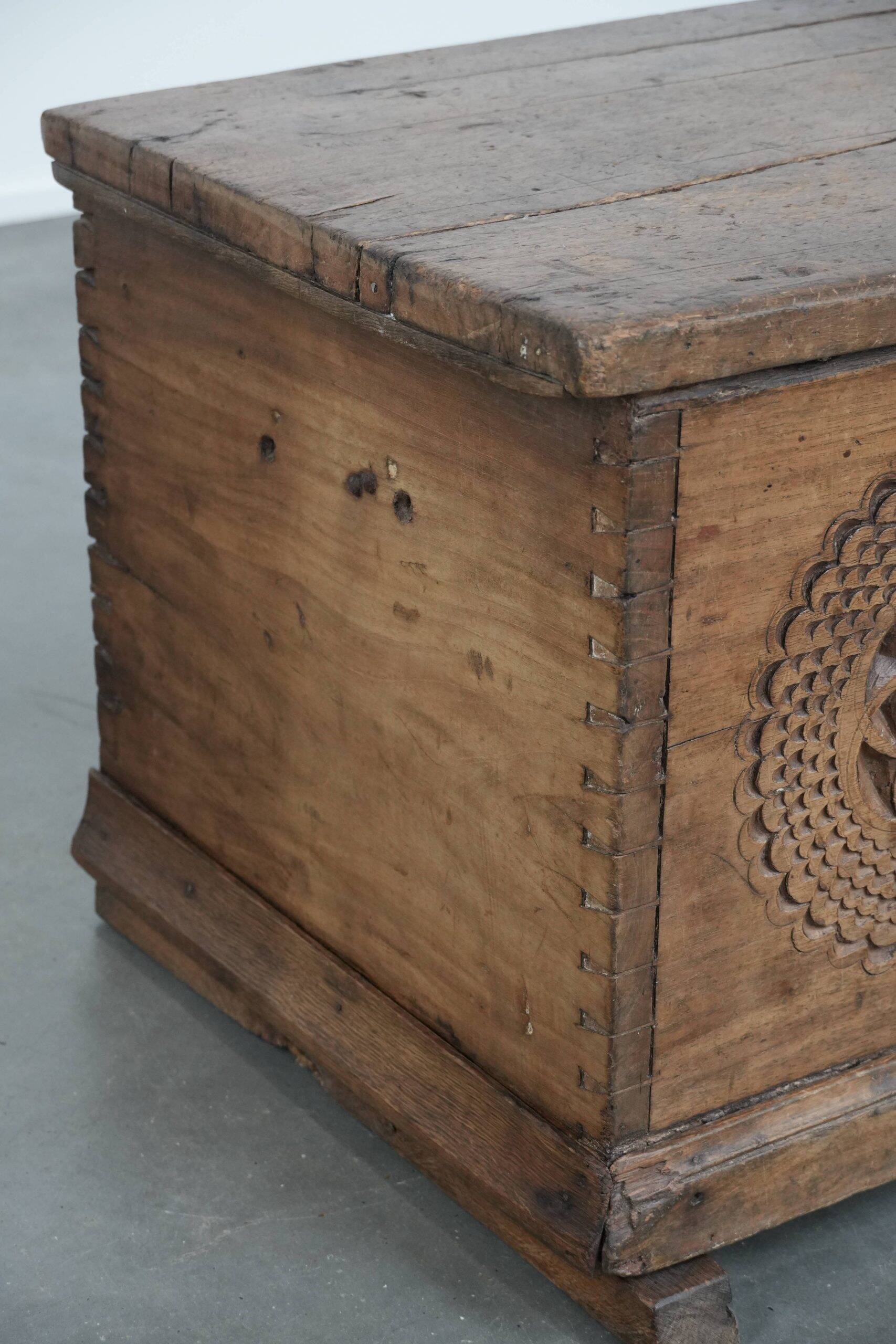 Magnifique coffre ancien espagnol en noyer, orné de superbes sculptures sur bois et d'une apparence pleine de caractère.
