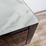 Paire de tables de chevet des années 60 avec porte à abattant et plateau en verre bleu