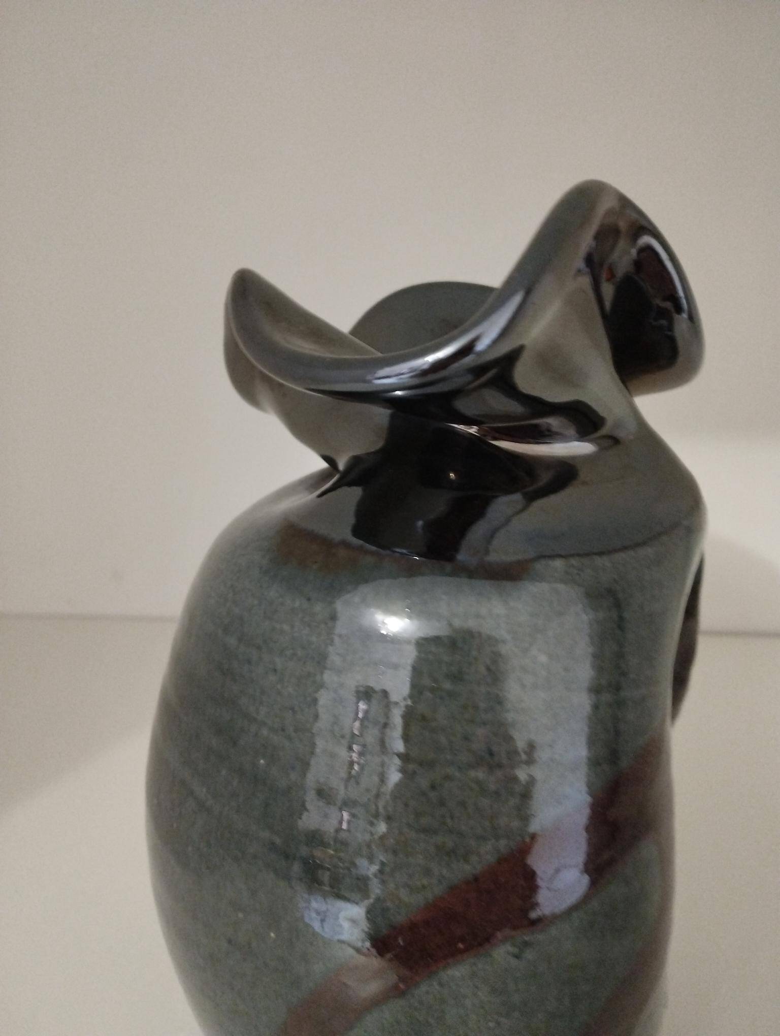 Vase émaillé signé par Thomas Buxo de forme libre asymétrique