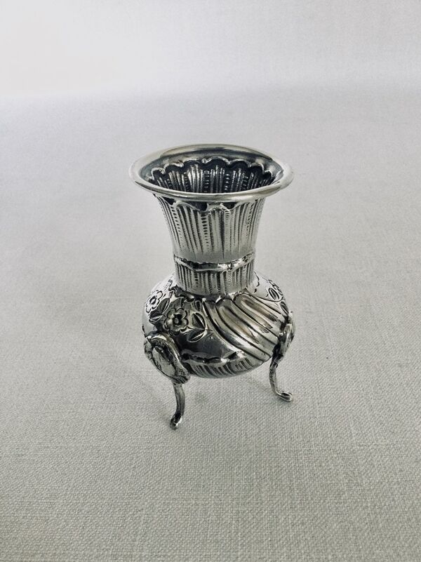 Vase tripode soliflore en argent