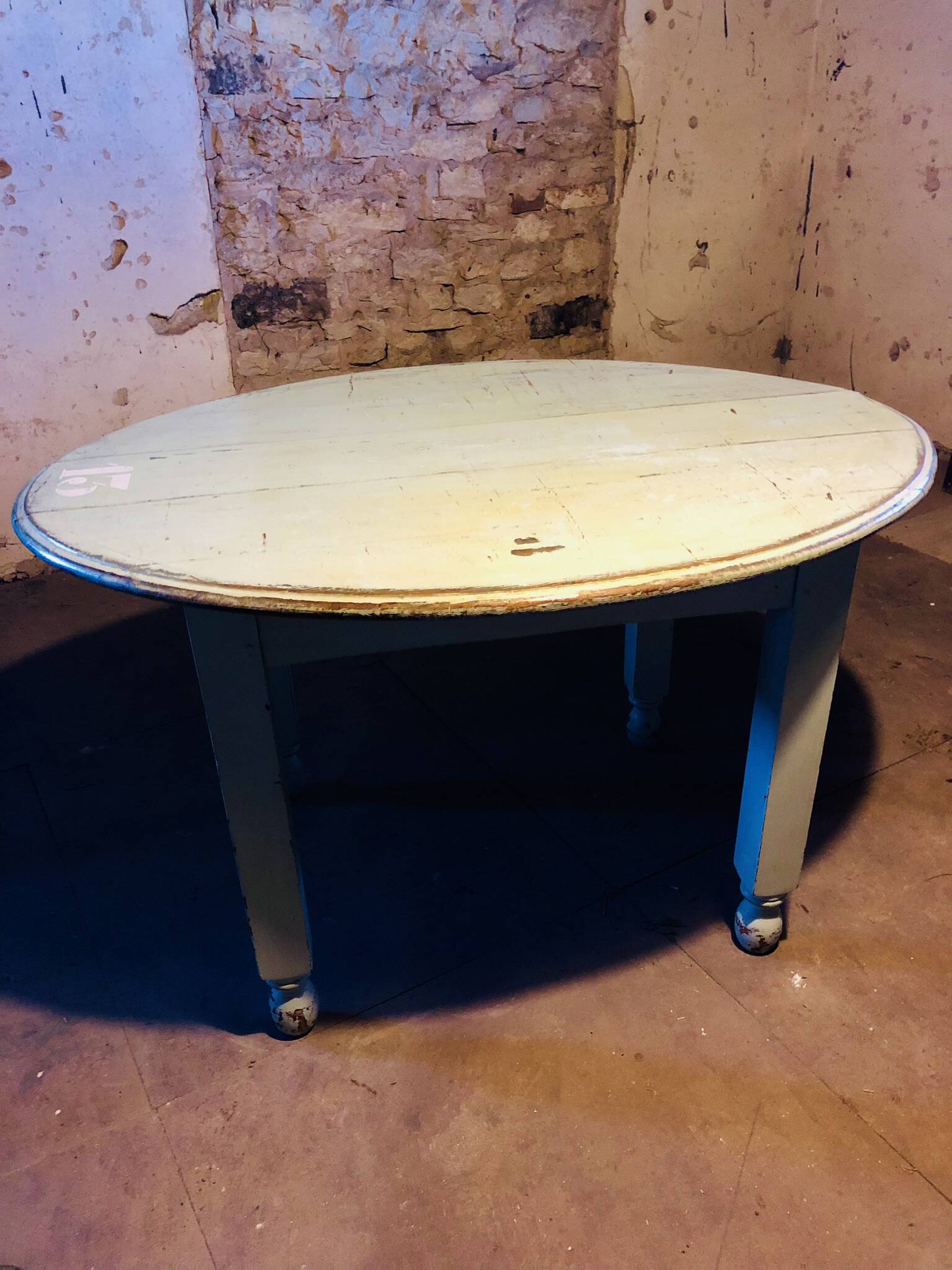 Table de bistrot ovale années 30 en joli pattine bleu légère