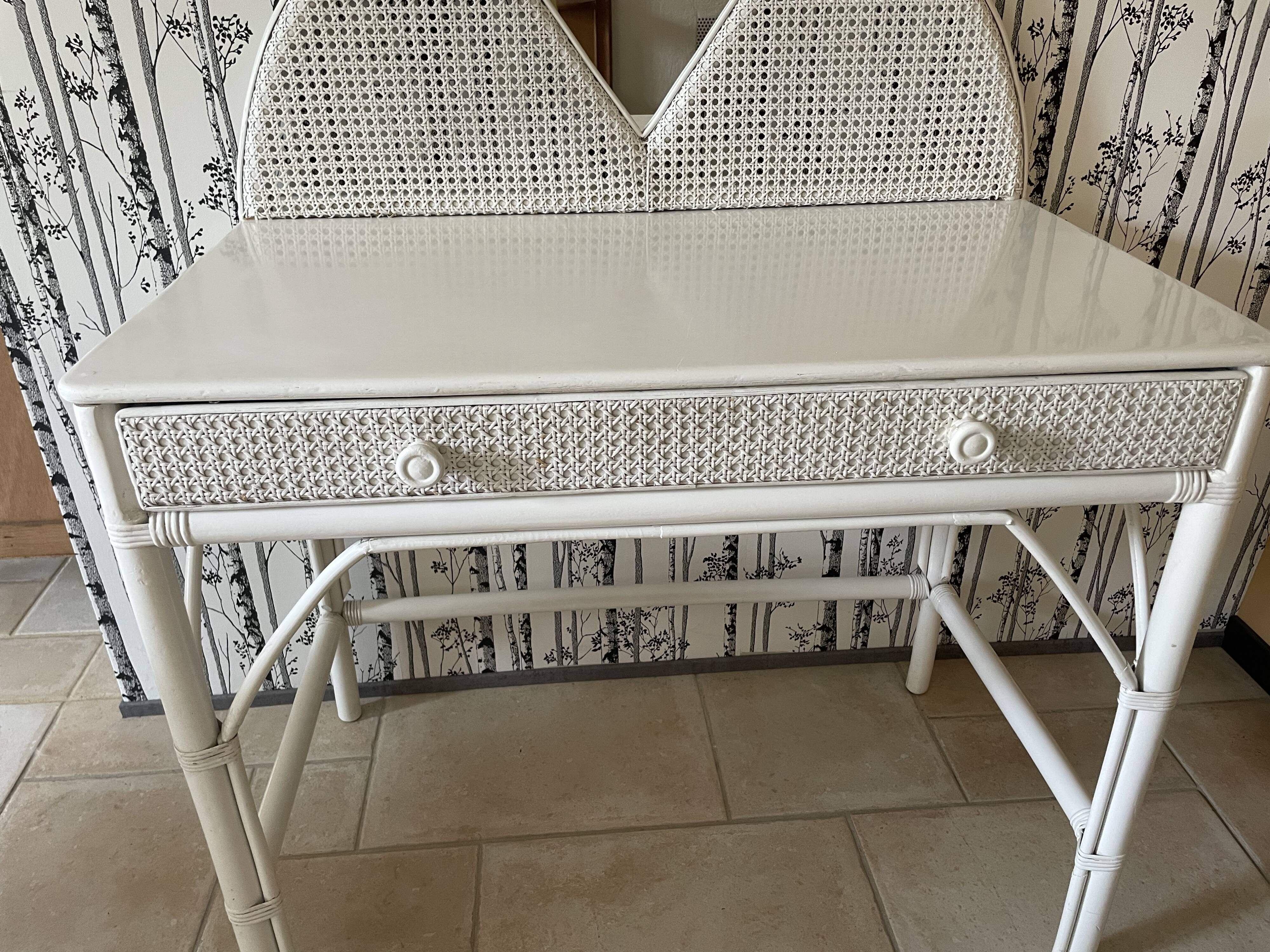 Coiffeuse en rotin blanc