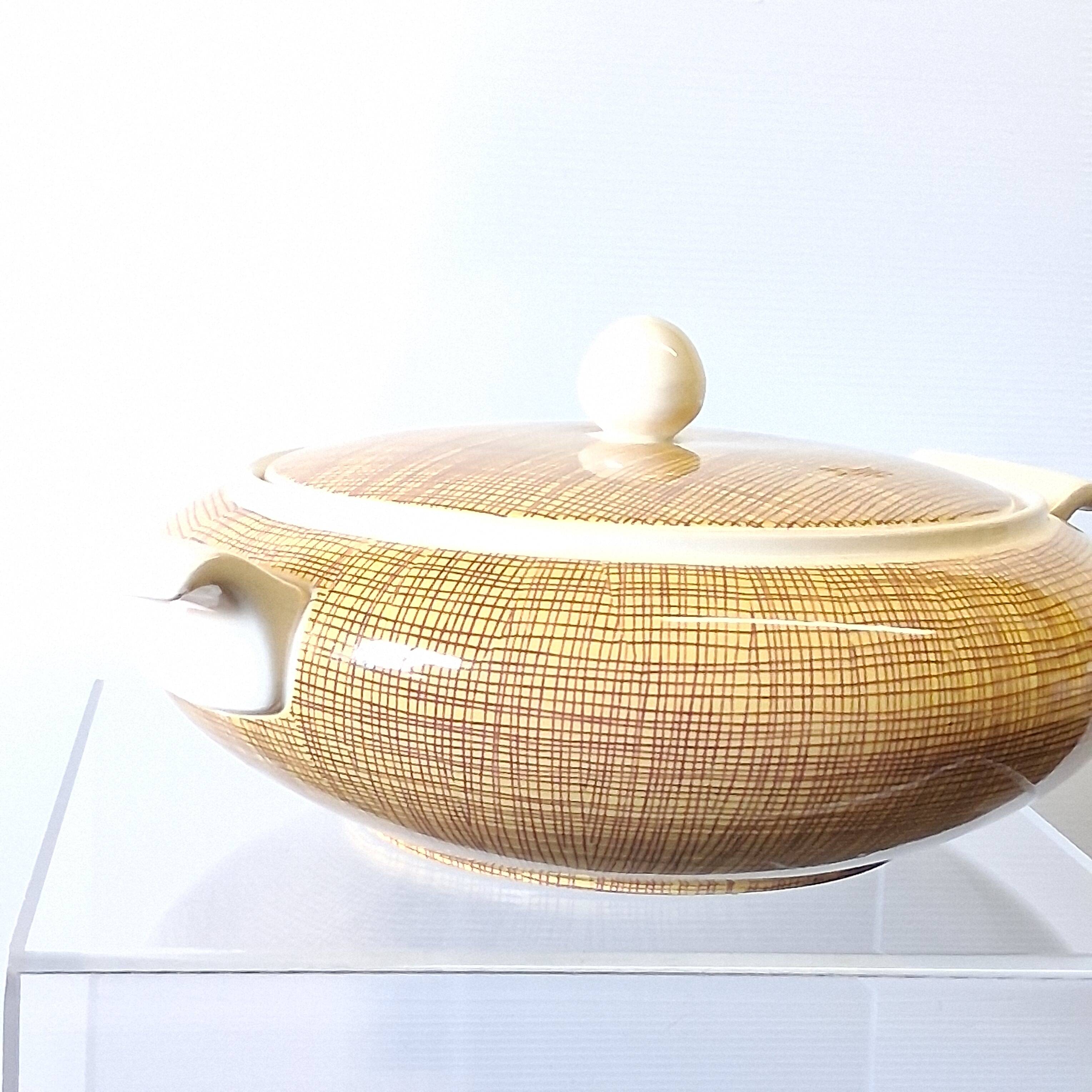 Very beautiful old soup tureen from Villeroy & Boch in very good condition.