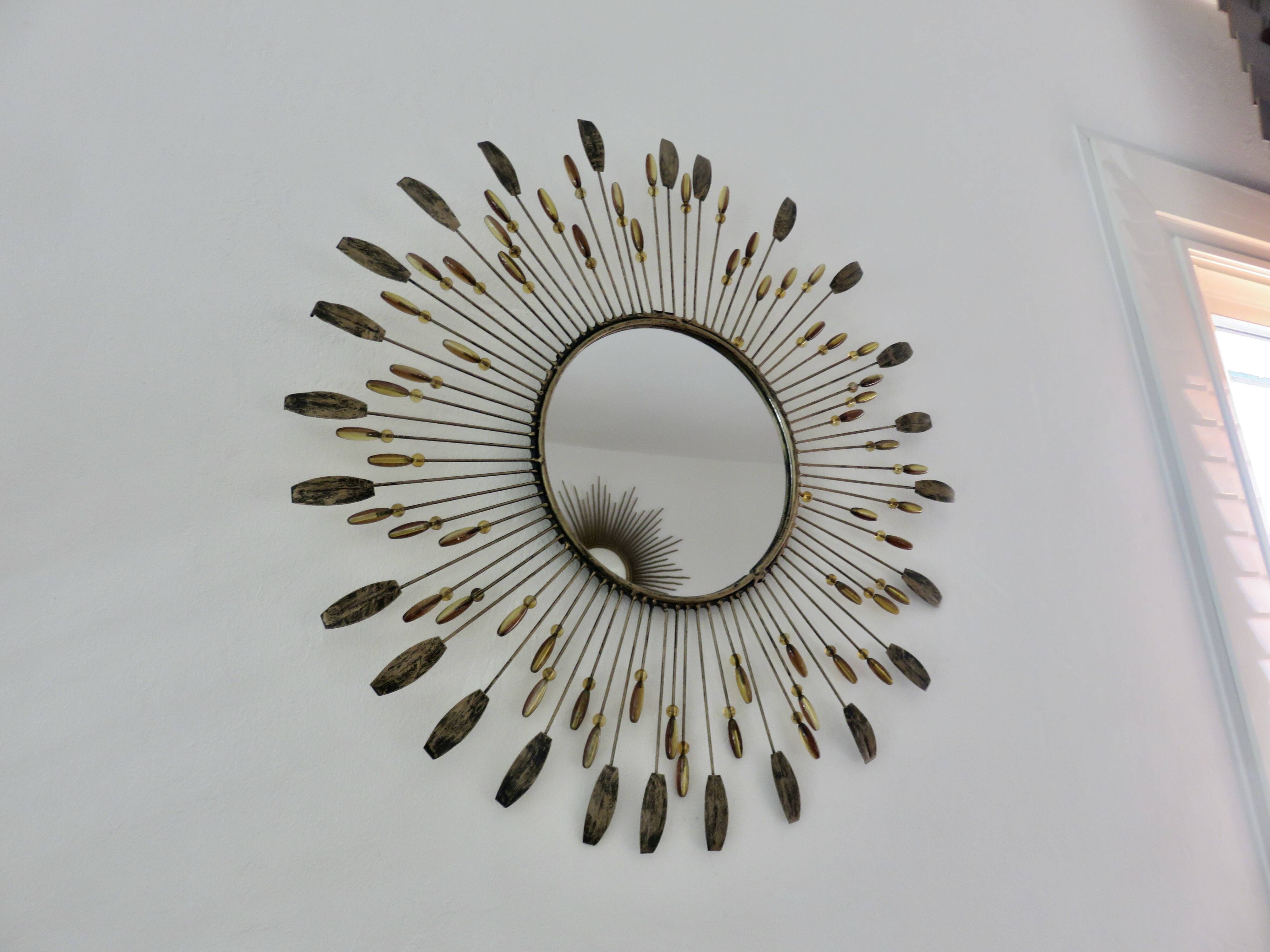 Miroir soleil mural en métal avec perles en résine ambre 1970 style Line Vautrin
