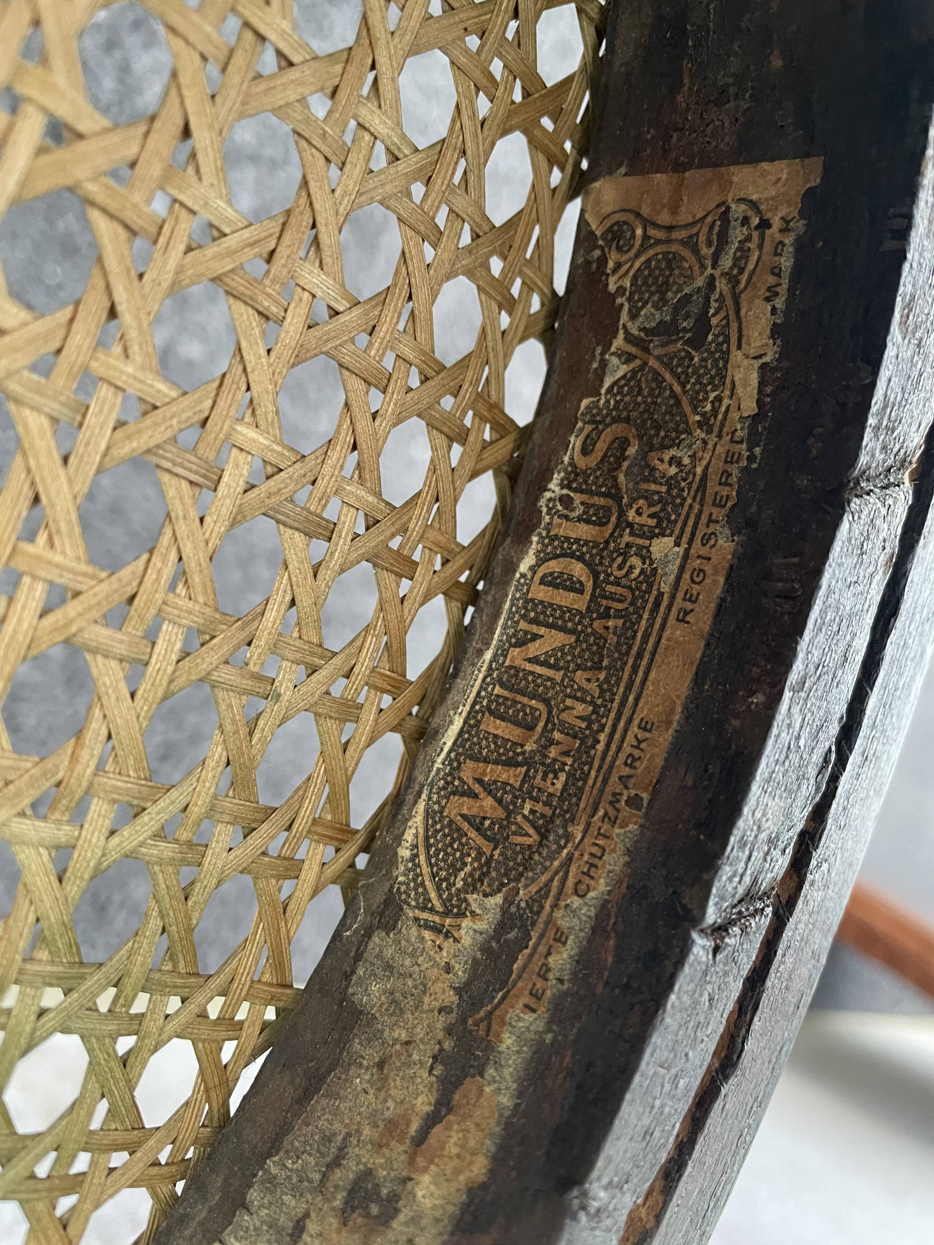 Mundus label canned chair