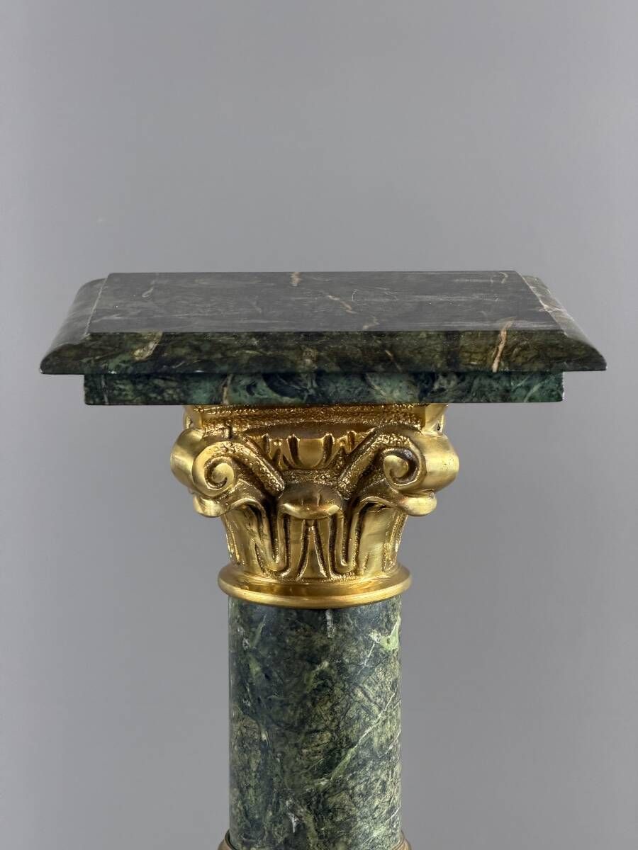Pair of green marble columns, gilded bronze and gilded brass, 20th Century