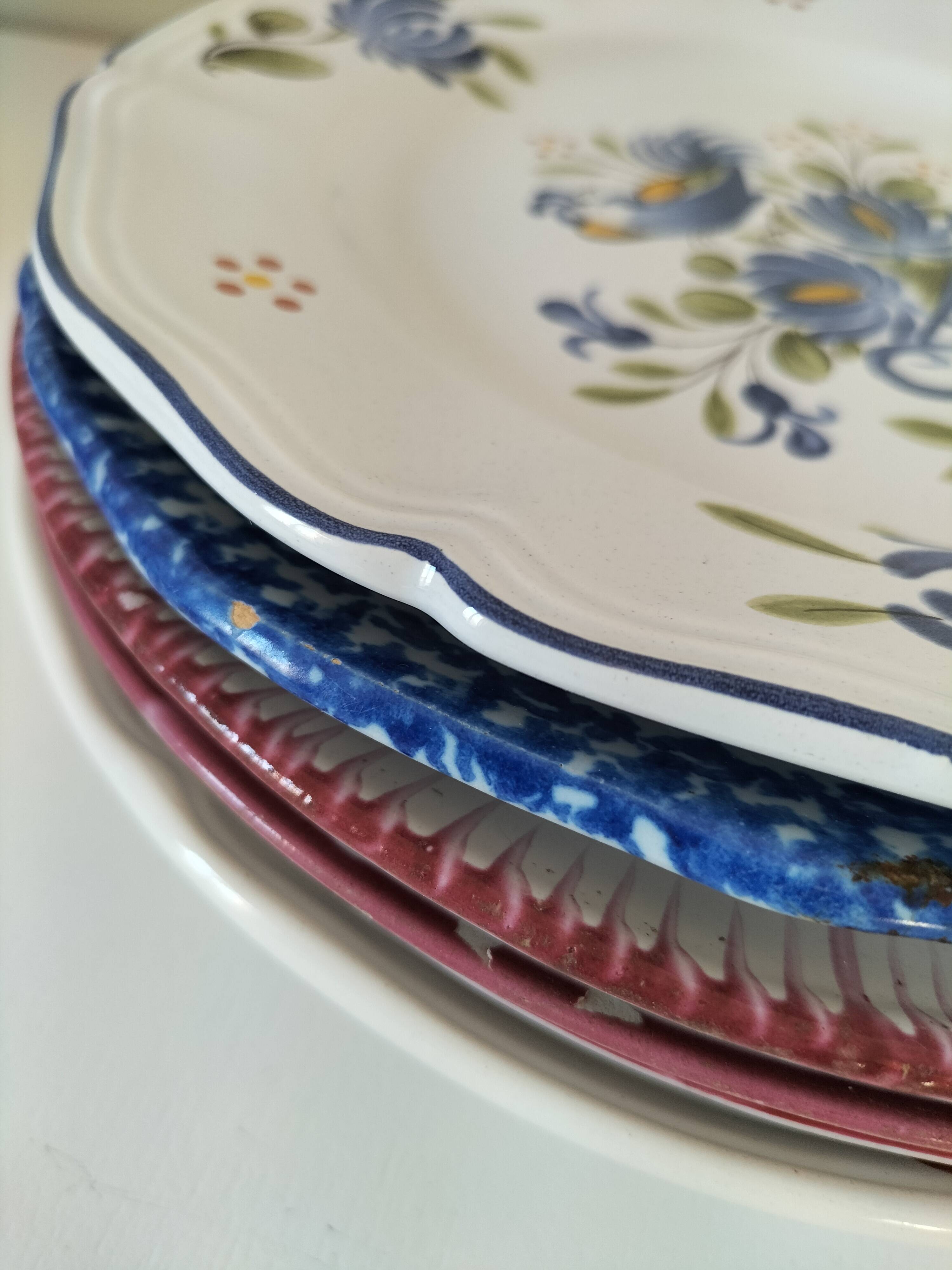 Rooster plates & baskets, earthenware in the spirit of a French bistro.