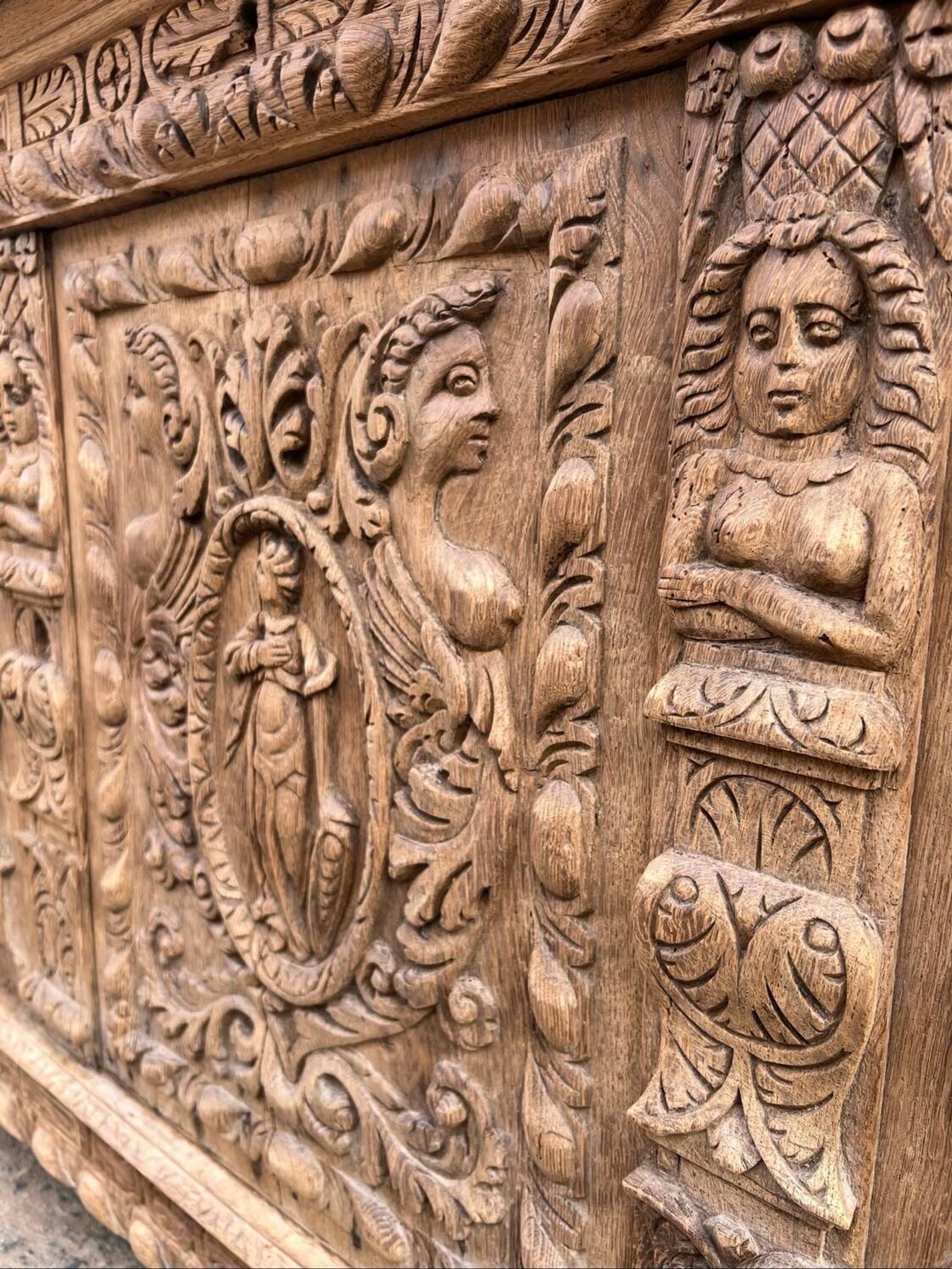 Grand Renaissance buffet in oak