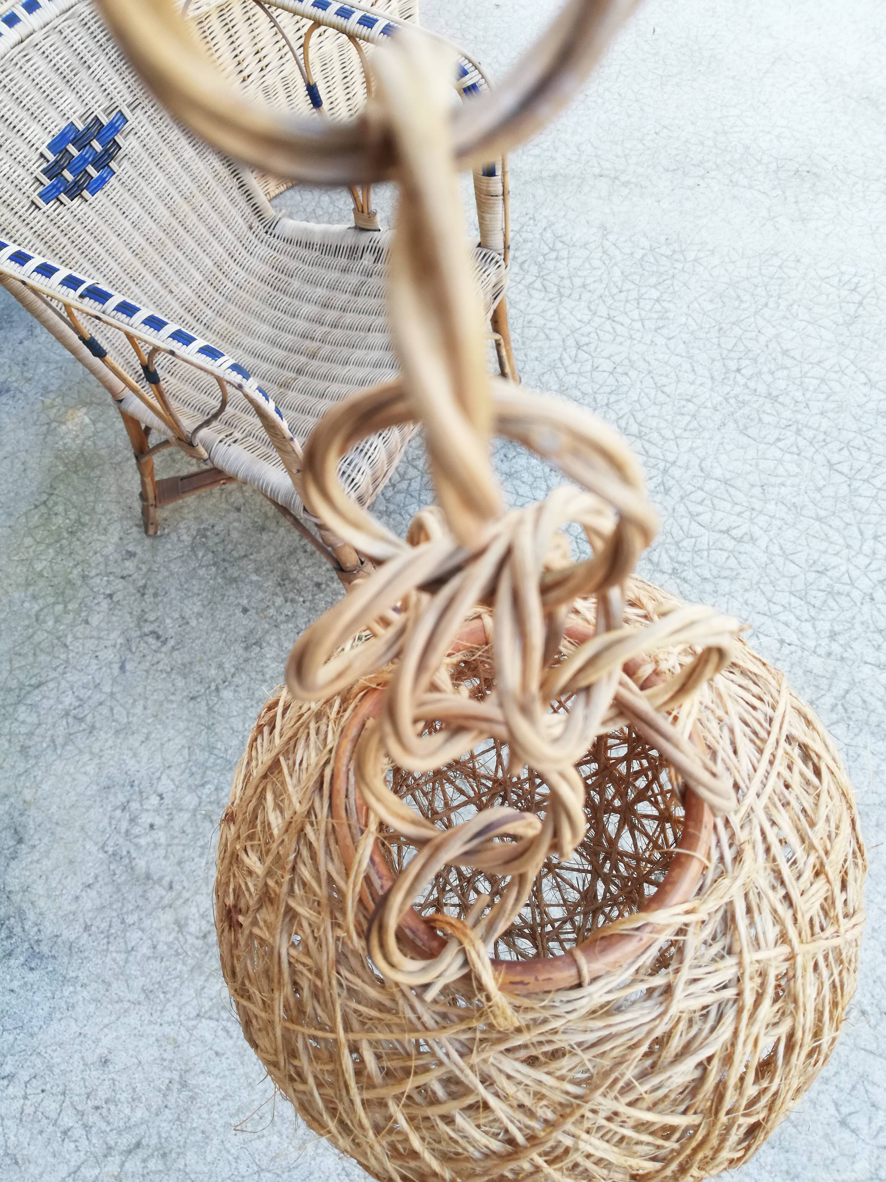 Suspension ball in line of rattan