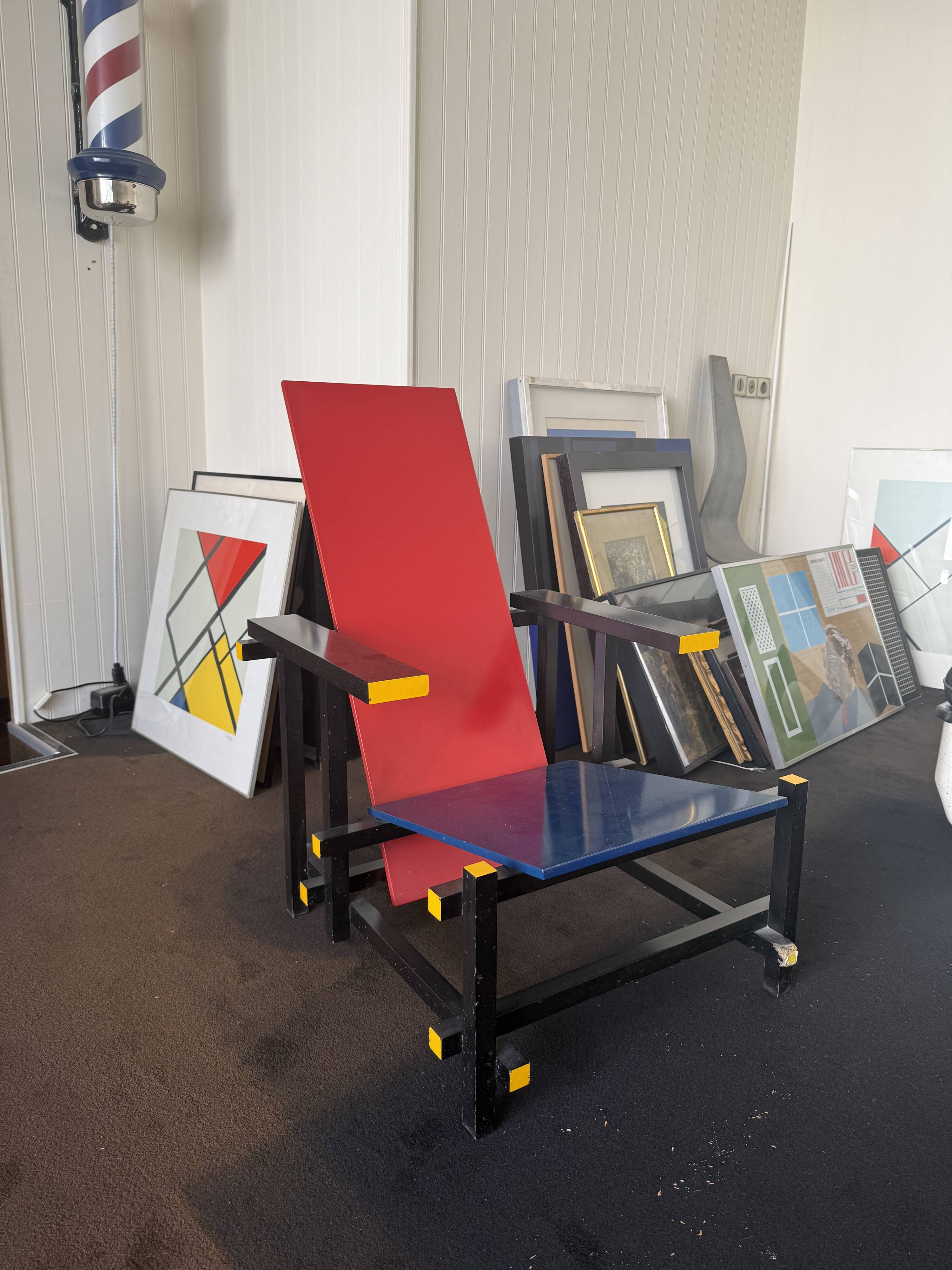 Cassina armchair in Rietveld style – Italian design from the 1980s.