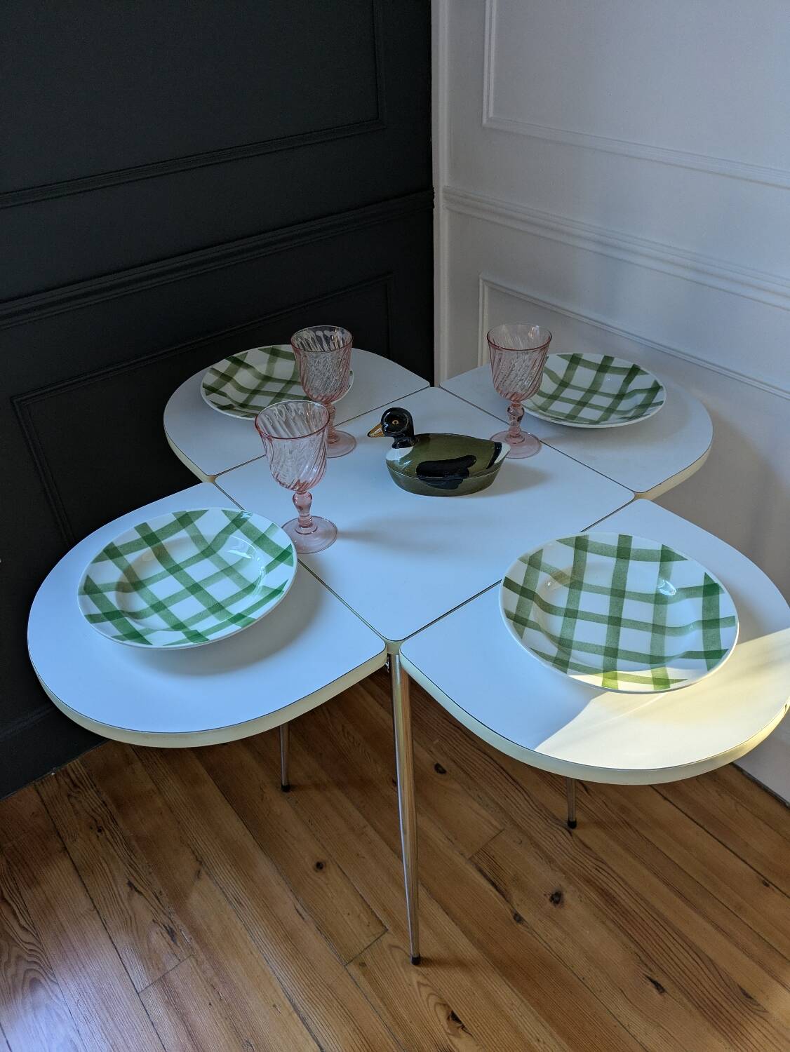 Vintage daisy table