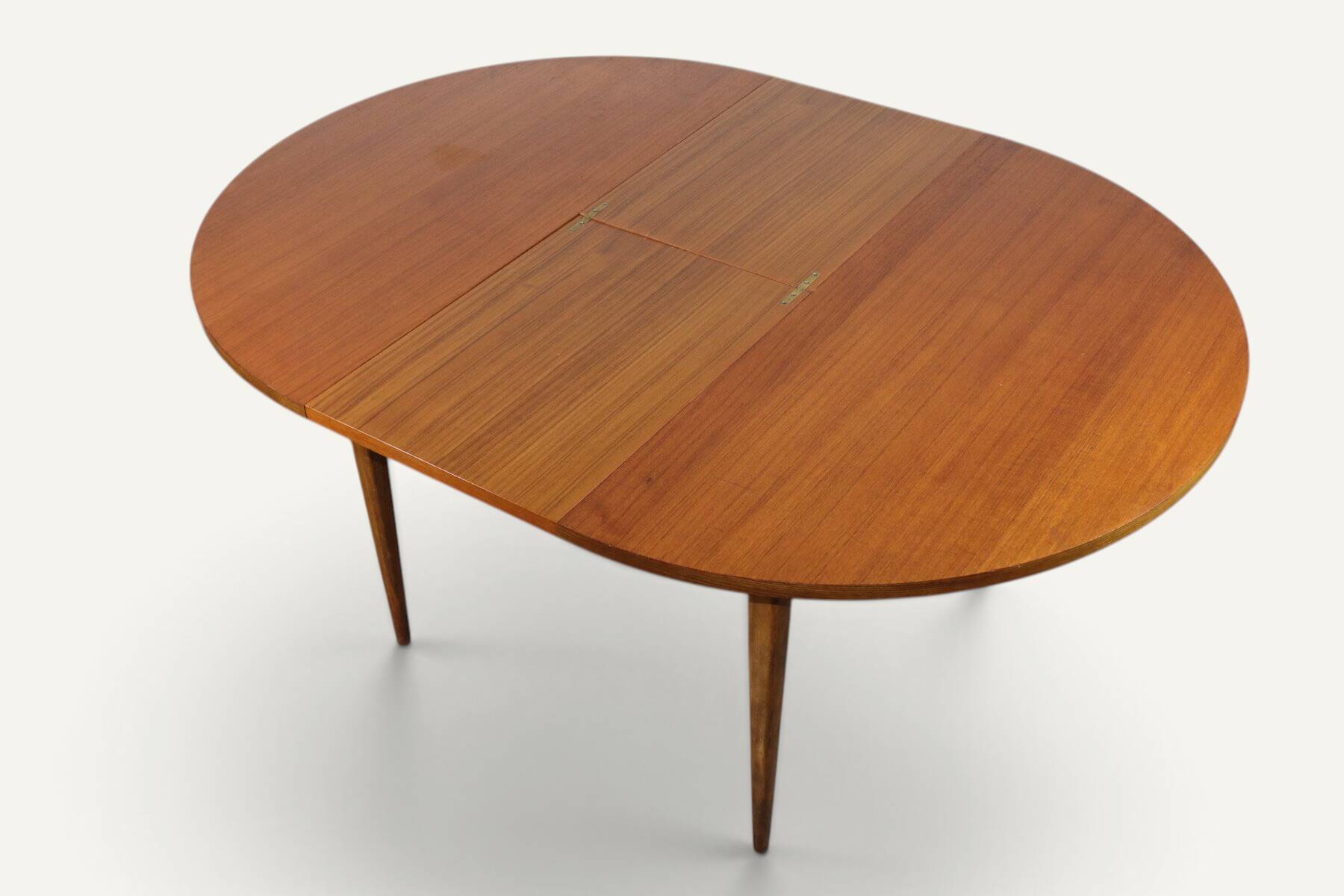 Round extendable dining table in teak – 1960s