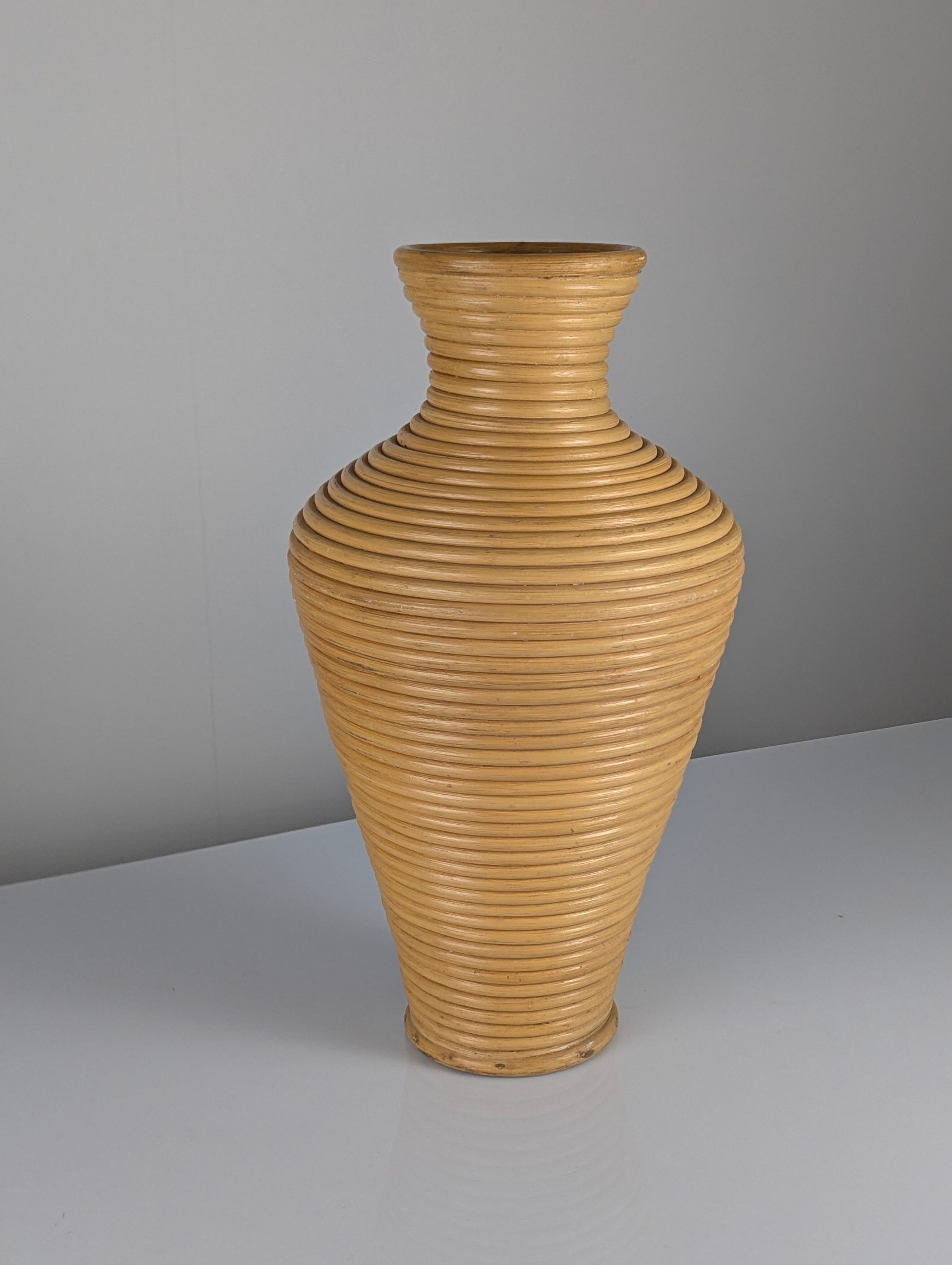 Grand vase de sol en rotin tressé, années 1970
