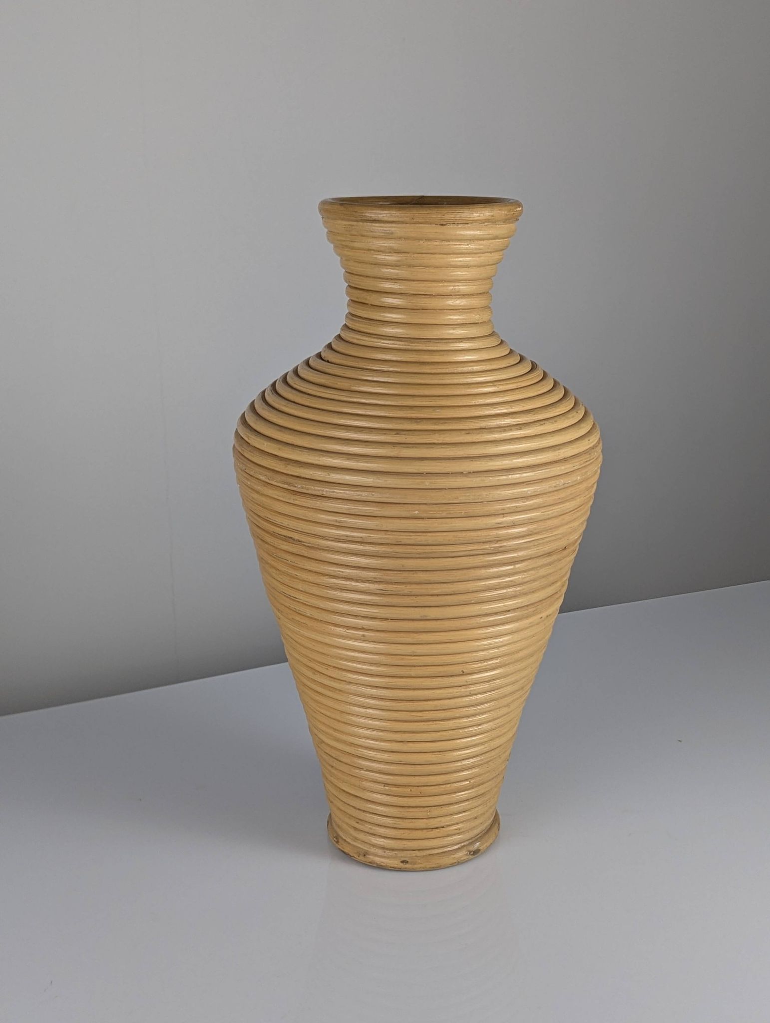 Grand vase de sol en rotin tressé, années 1970
