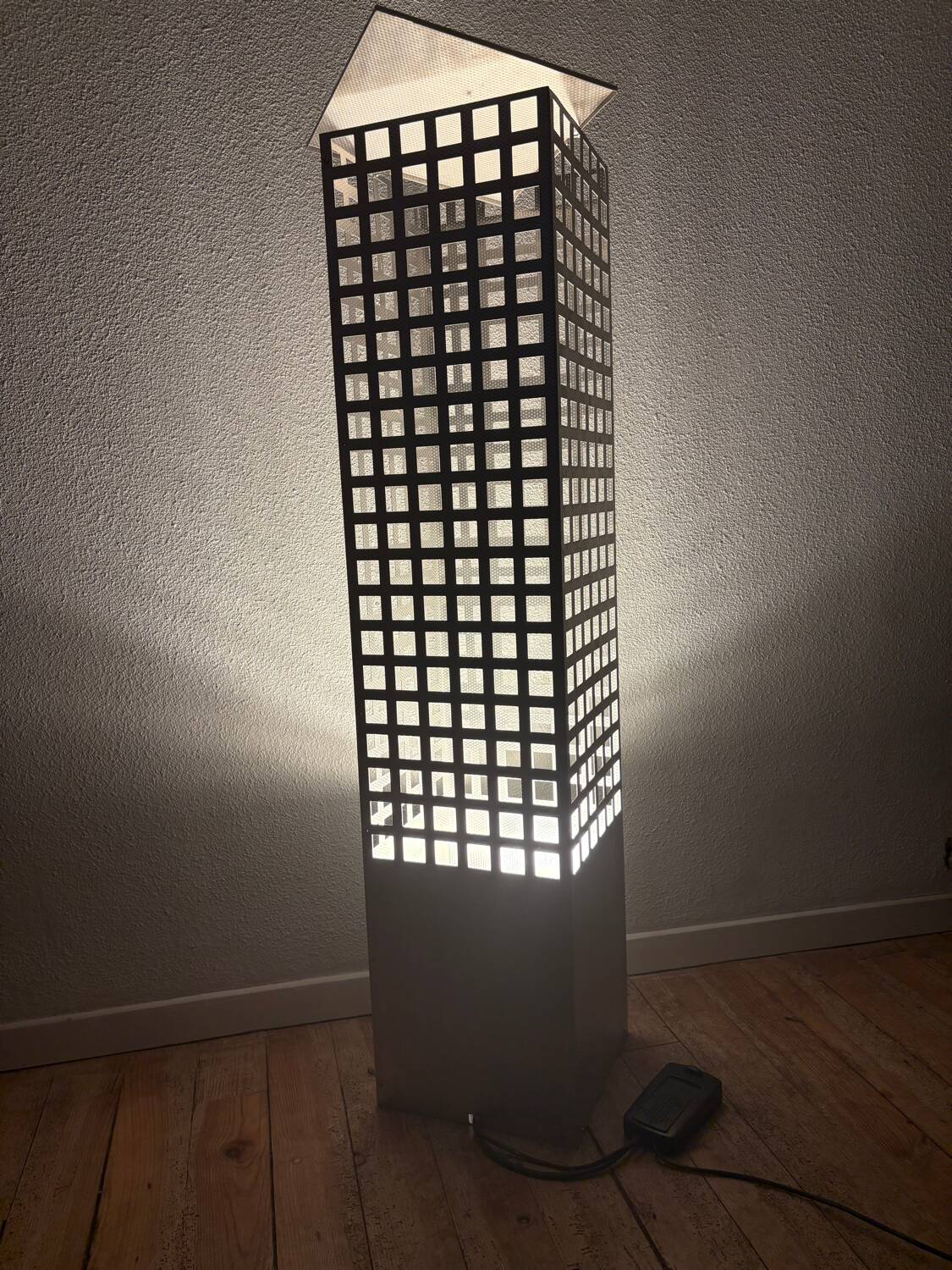 Lampe/Lampadaire Gratte-Ciel en Métal Perforé – Années 80-90