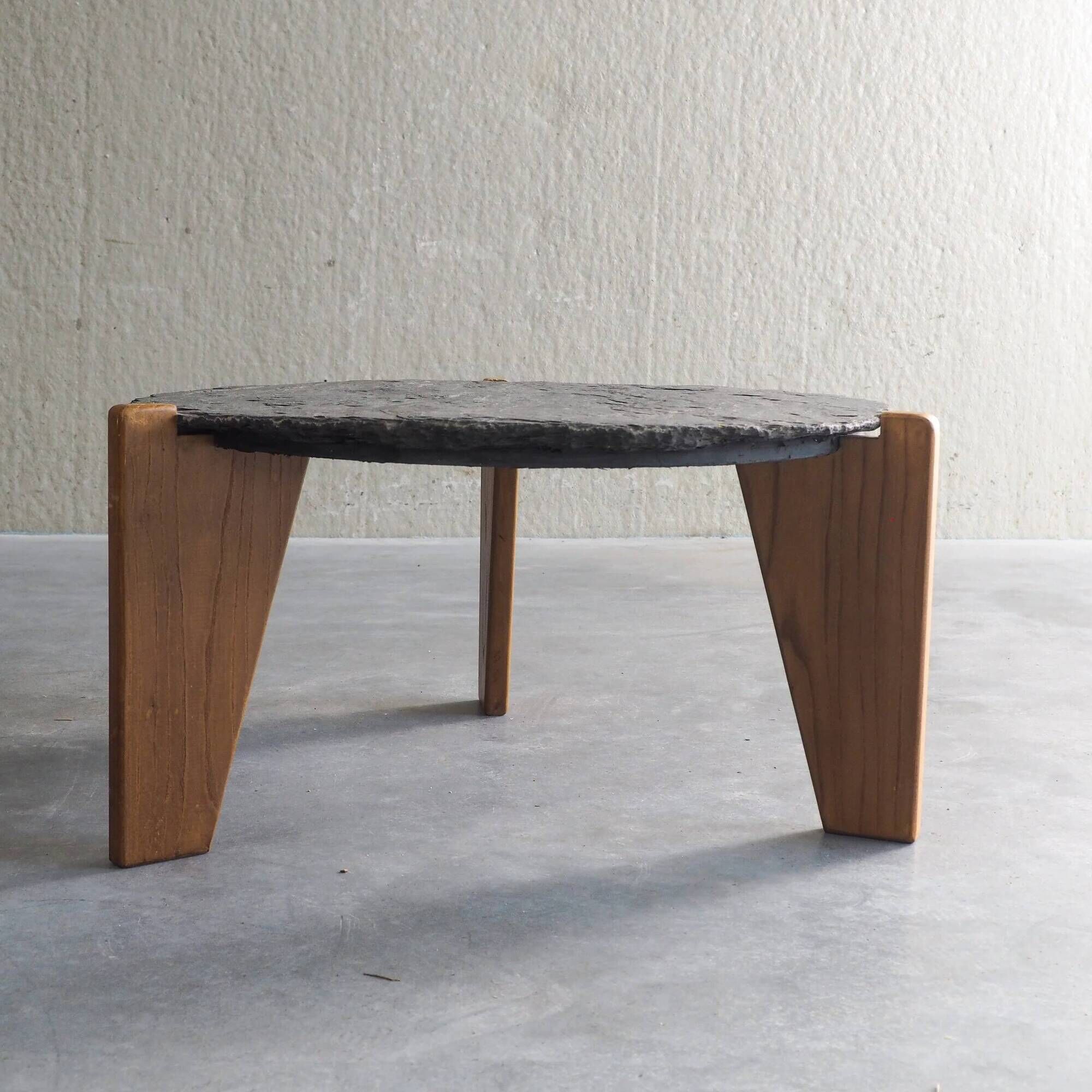 2 tables d'appoint en ardoise et bois de pin de style brutaliste