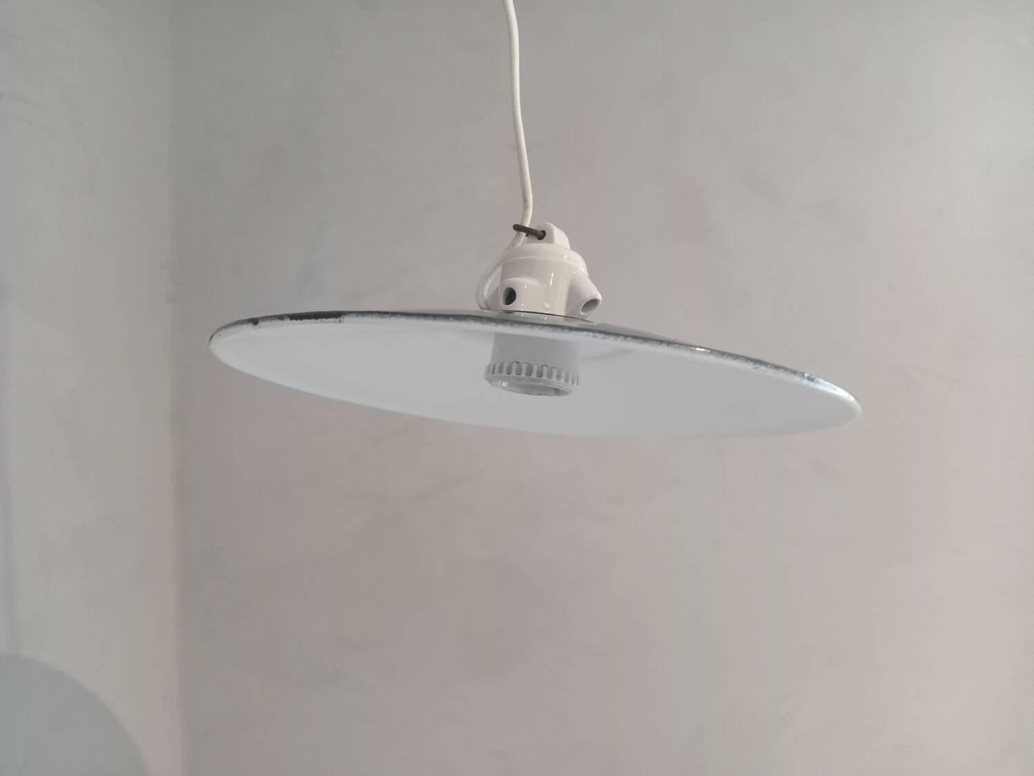 Vintage pendant light in enamelled metal and porcelain