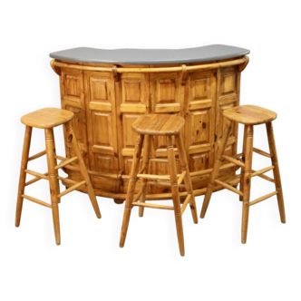 Comptoir de bar vintage avec ses 3 tabourets