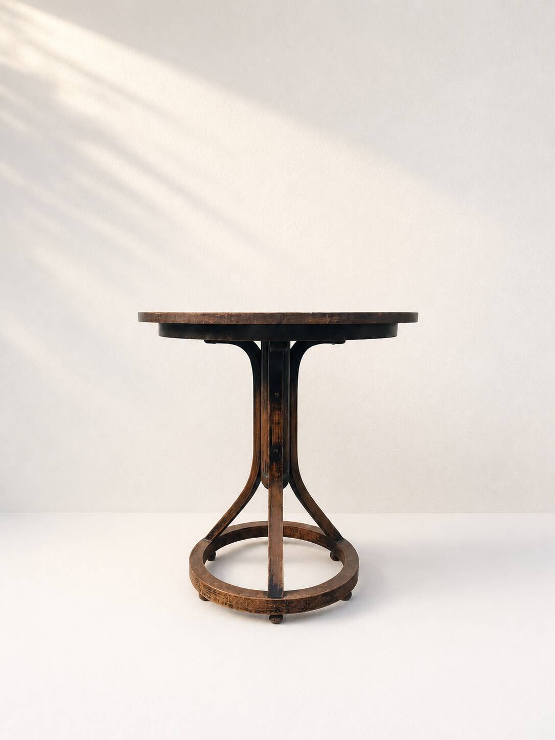 Round table by Otto Wagner dor Thonet