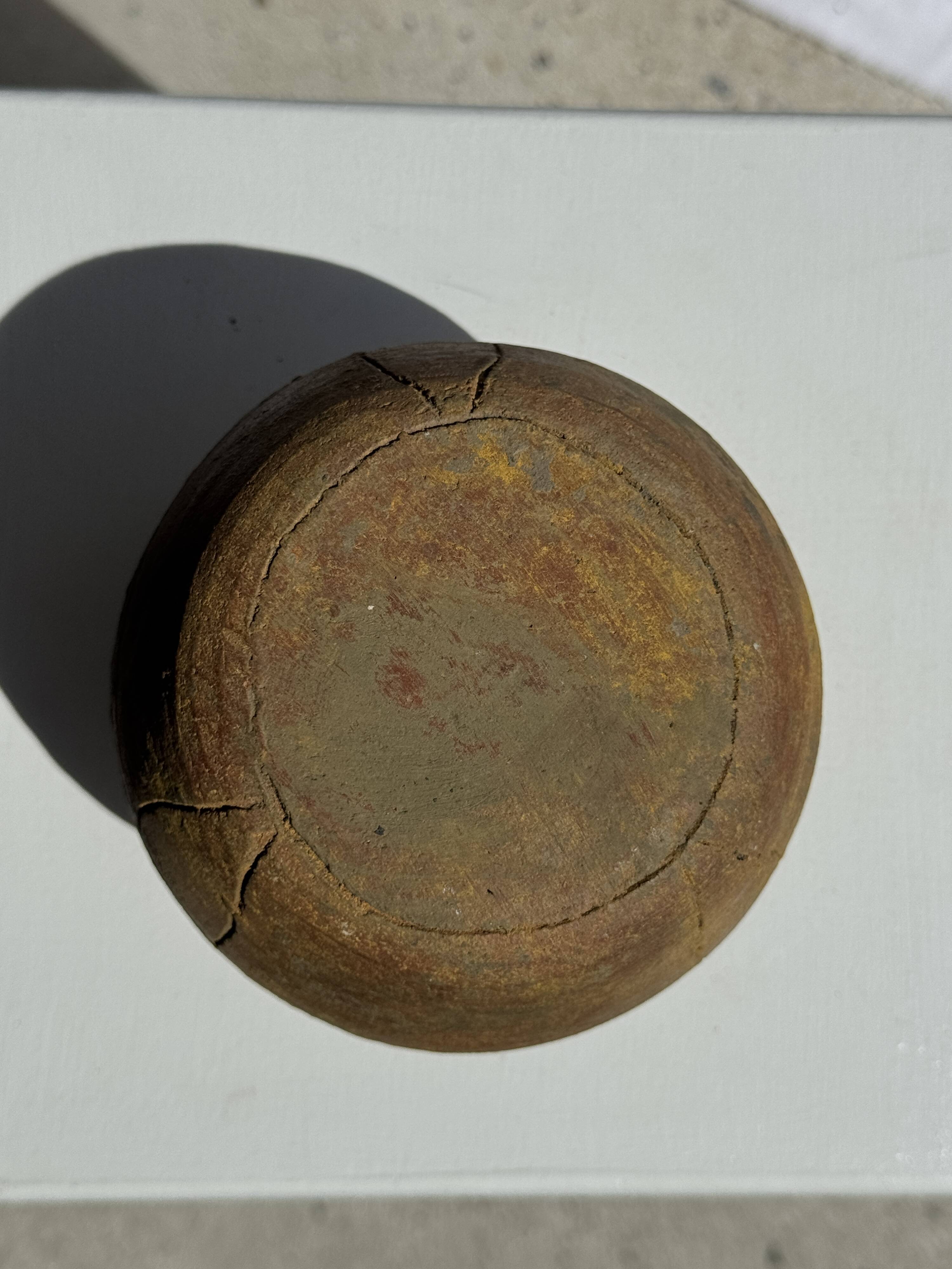 Small round ancient vase in engraved terracotta, Indonesian polychromy H10 D1