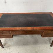 Bureau plat de style Louis XVI en acjou et placage XIX siècle