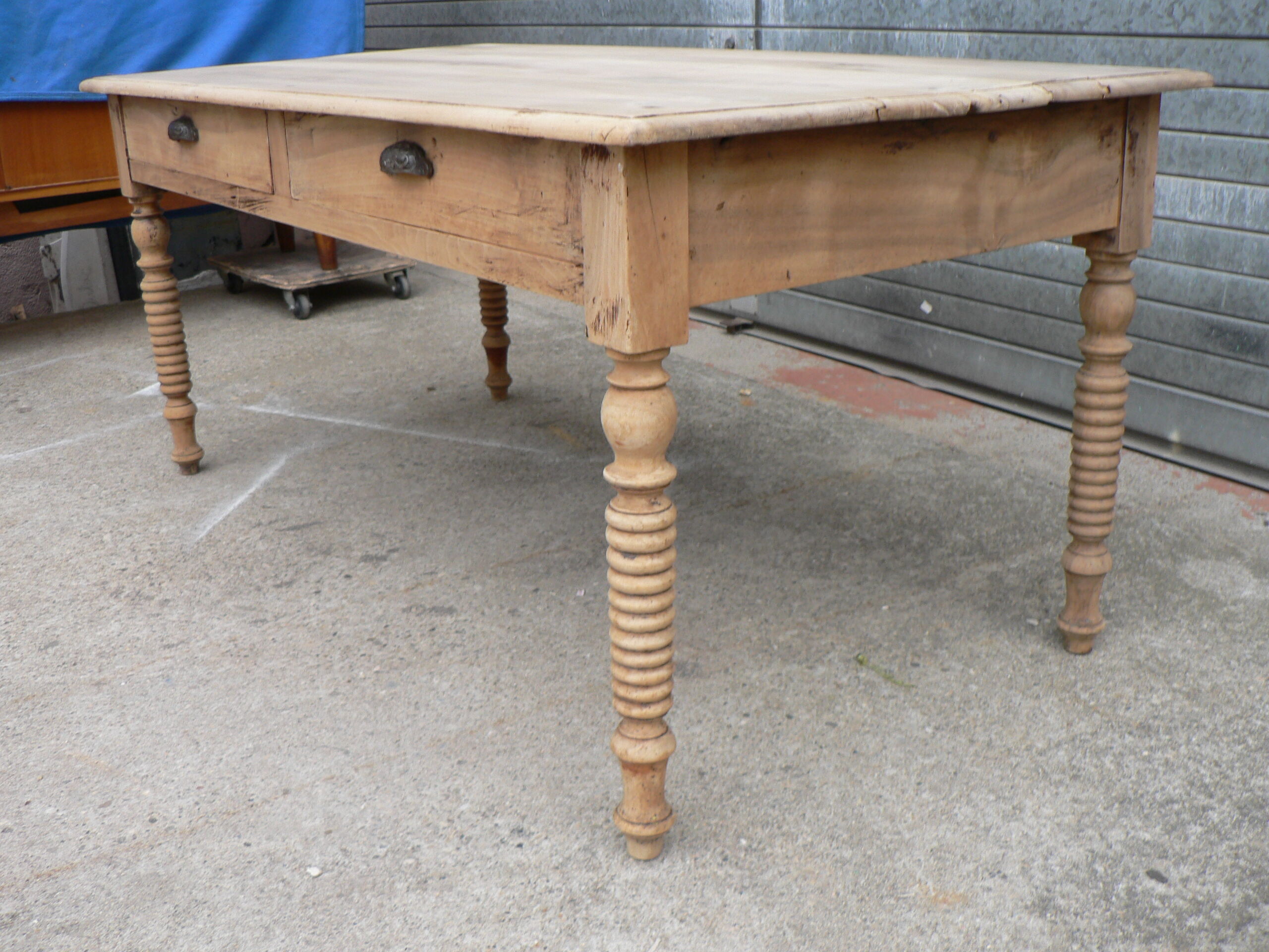 Table de ferme en noyer massif