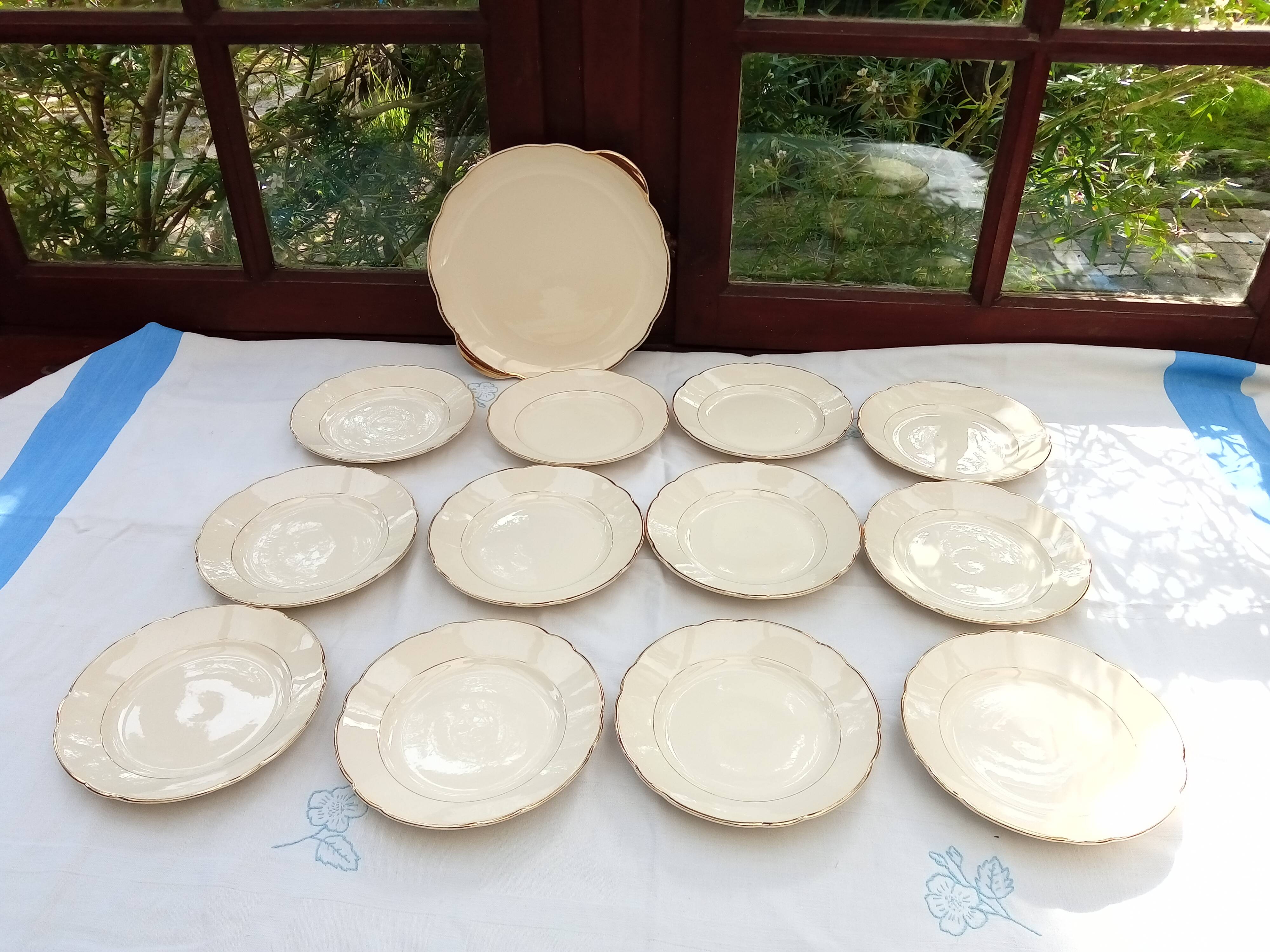 Set of 12 Villeroy & Boch dessert and dish plates